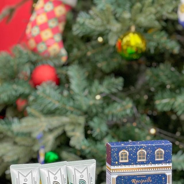윤💕 on Instagram: "#광고 연말 선물용으로 고급진 ❄️홀리데이 한정판🎄 루치펠로 치약 어떠세요? 저는 선물할 때 단순히 예쁘면서도 실용적인 선물하고 받는걸 좋아하는데요! 이번 홀리데