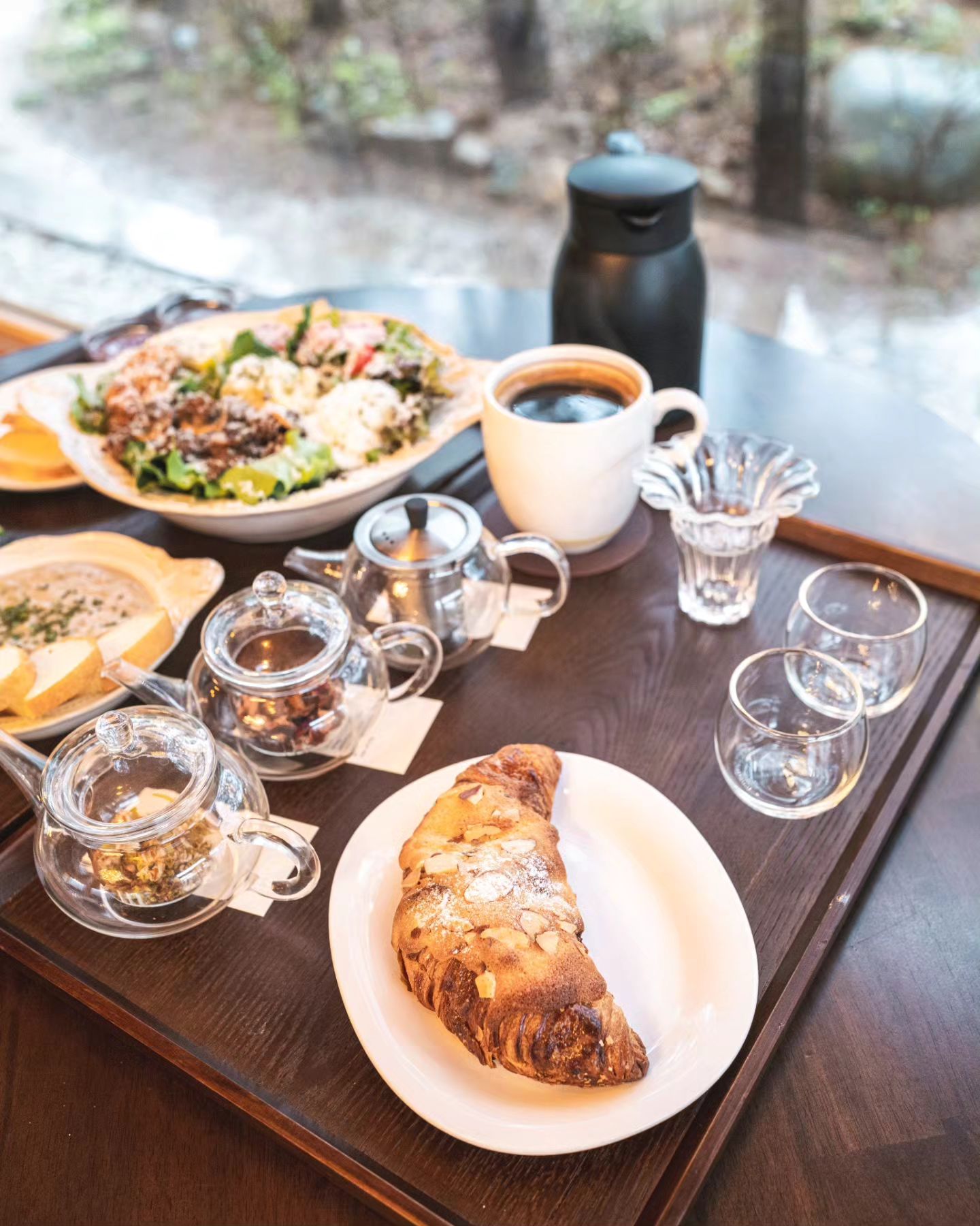 #협찬 ☕

대구근교 2200평 한옥st 카페 아떼에르
인 예다숲! 넓은 숲속정원에서 맛있는 
베이커리와 브런치를 즐길수 있는 
청도대형카페에요.

세련된 한옥카페에서 흘러나오는 
올드재즈를 들으며 맛있는 커피와
브런치를 즐길수 있는데요, 시그니처
브런치인 에그바질프렌치토스트는 
말해모해!

이렇게 예쁘고 아름다운곳을 사랑스런
반려견과 함께 즐길수 있어서 더욱 좋은데요. 
저희가 갔을땐 비가와서 너무아쉬웠어요. 
다음번엔 햇살좋은날 가서 반려견과 즐거운
시간 가지러 다시와야겠어요🎵🎵
.
.
.
#청도카페 #청도맛집 #청도애견동반 #애견동반카페
#예다숲 #브런치카페 #청도대형카페 #아떼에르인예다숲
#청도카페추천 #애견동반카페추천