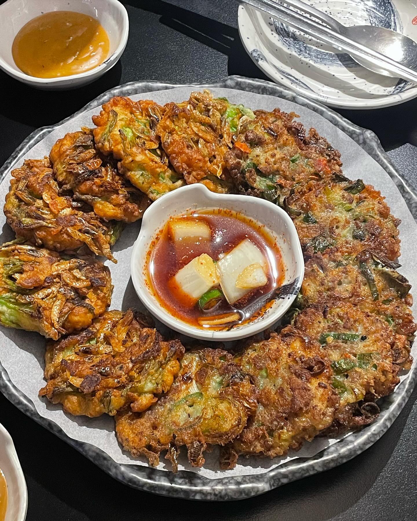 #협찬 🧂압구전
다양한 한식 안주가 있는 압구정로데오 핫플

겨울은 전과 전골 먹기 딱 좋은 시기죠!! 미나리보리새우전과 대파소고기전 반반, 치즈베이컨감자전, 오모가리 묵은지김치찌개를 먹고 왔습니다. 막걸리 무조건 시켜야 하는 조합이었어요. 다양한 퓨전 한식 메뉴들이 정말 맛있어서 외국인 친구에게도 꼭 소개해주고 싶어요. 내부 인테리어도 힙하고 세련되었어요. 다양한 전들과 주류들로 입이 계속 즐거웠습니다. 비오는 날 계속 생각날것 같아요~~ 안주킬러들께 추천드립니다!!

서울 강남구 선릉로155길 16 1층

#압구정맛집 #압구정핫플 #압구정로데오맛집 #압구정로데오데이트 #압구전 #한식주점 #전집 #비오는날 #전골 #압구정로데오 #압구정 #힙한술집 #안주맛집 #막걸리 #전통주