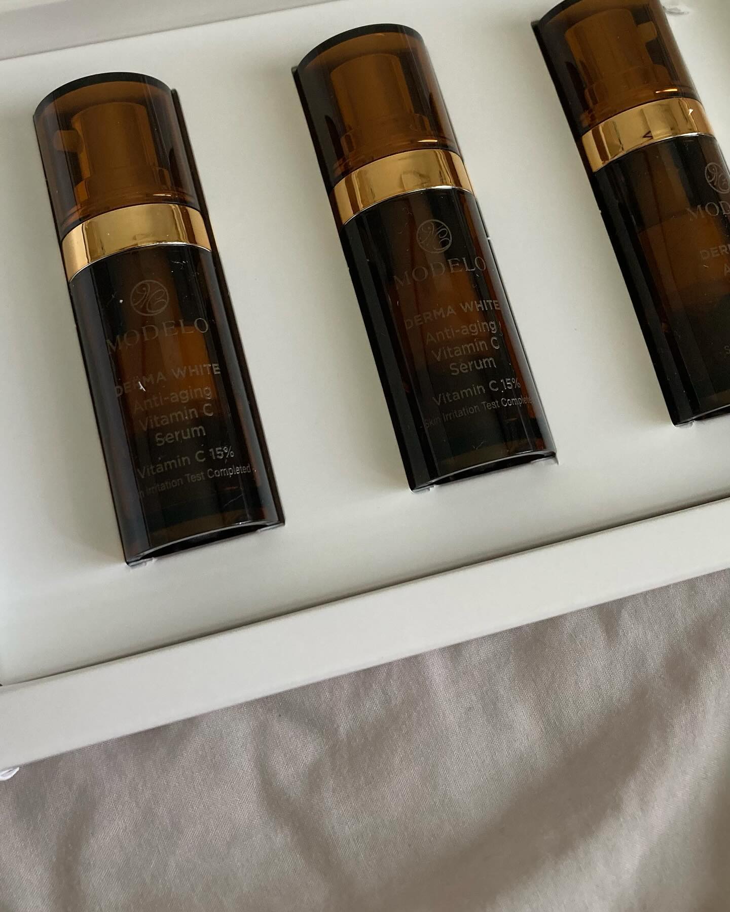 #광고 modelocosmetical 
MODELO 30년 역사와 피부전문가가 개발한 안티에이징 전문 더마코스메틱 모델로! 

오래된 역사에 믿고쓰는 앰플✨

영국산 순수 비타민C 15% 함유 된 고함량 세럼

타사 비타민C가 이미 섞여 갈변이된 혼합형 앰플이지만, 모델로는 비타민C만 분리하여 사용 직 전 터트려 사용해서 그러한 현상을 막아줘요

#협찬#모델로세럼 #비타민C세럼 #비타민세럼 #미백세럼 #모델로 #modelo #더마 #더마코스메틱 #안티에이징 #미백 #미백화장품 #협찬모델 #모델 #화장품 #화장품그램 #화장품추천 #화장품모델