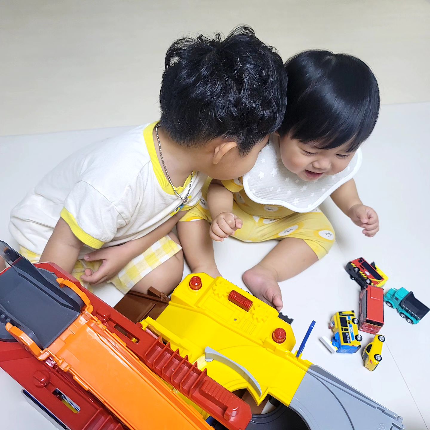 (2024.8.26) 윤성 D+1168 희성 D+298

둘이 꽁냥꽁냥 잘노다가도
때리고 울고불고 난리치고
희성이가 조금 더 크고나면 훨씬더 잘놀겠지〰️(그땐 서로 팰려나..?)

그래도 이런 투샷보면 둘낳길 잘....했다 싶....음❤️

#38개월아기 #9개월아기 #너무웃어서우는거같네 #형제 #육아기록 #신춘기록🐮 #새봄기록🐰