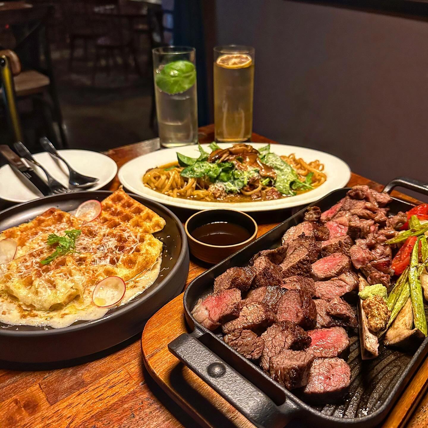 ☑️신사역 ☑️신사890
⠀
신사역 5분컷에 위치한 신사890! 예전에 트러플 리조또를 엄청 맛있게 먹어서 잊혀지지 않는 곳인데 이번에 메뉴가 리뉴얼 되었다해서 방문했어용🥰
⠀
우대갈비 스테이크, 항정살 파스타, 트러플 와플뇨끼 이렇게 세가지 메뉴에 하이볼 2잔 주문했고 음식은 빠르게 나왔어요!💛
⠀
메뉴 다 존맛탱인데 스테이크가 진짜 미쳤네요,,,🫢 부들부들 입에서 녹구요!!!! 육즙 장난 아니에요!!!👍🏻 그리고 뇨끼는 트러플 향이 완전 찐해요,, 저 트러플 덕후라서 너무 만족쓰ㅋㅋ 신사에서 소개팅하시는 분들,, 요기 가시면 무조건 성공합니다ㅋㅋㅋ✨