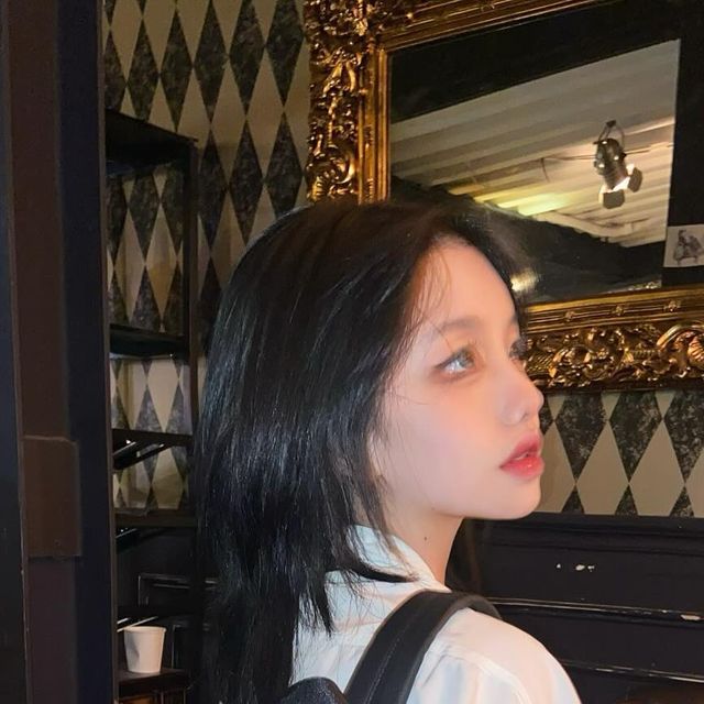  은 on Instagram: "🖤블랙+러블리가 공존할수 있다는걸 처음 알게해준 가방✨

재질이 너무 깔끔하고 예쁜 벨벳블랙인데 리본을 묶을수 있어서 너무 귀여워요 ㅠㅠ! 검정색을 너무 좋아하는 제가 발레코어느낌을 낼수있을줄이야..

.
.
.
.
.
.
 #협찬 #레러플레이트 #백팩  #백팩코디 #백팩추천 #여자가방 #여자백팩 #데일리백 #발레코어룩 #리본가방 #20대여자가방 #대학생가방 #リュック #バックパック #07 #추천"
