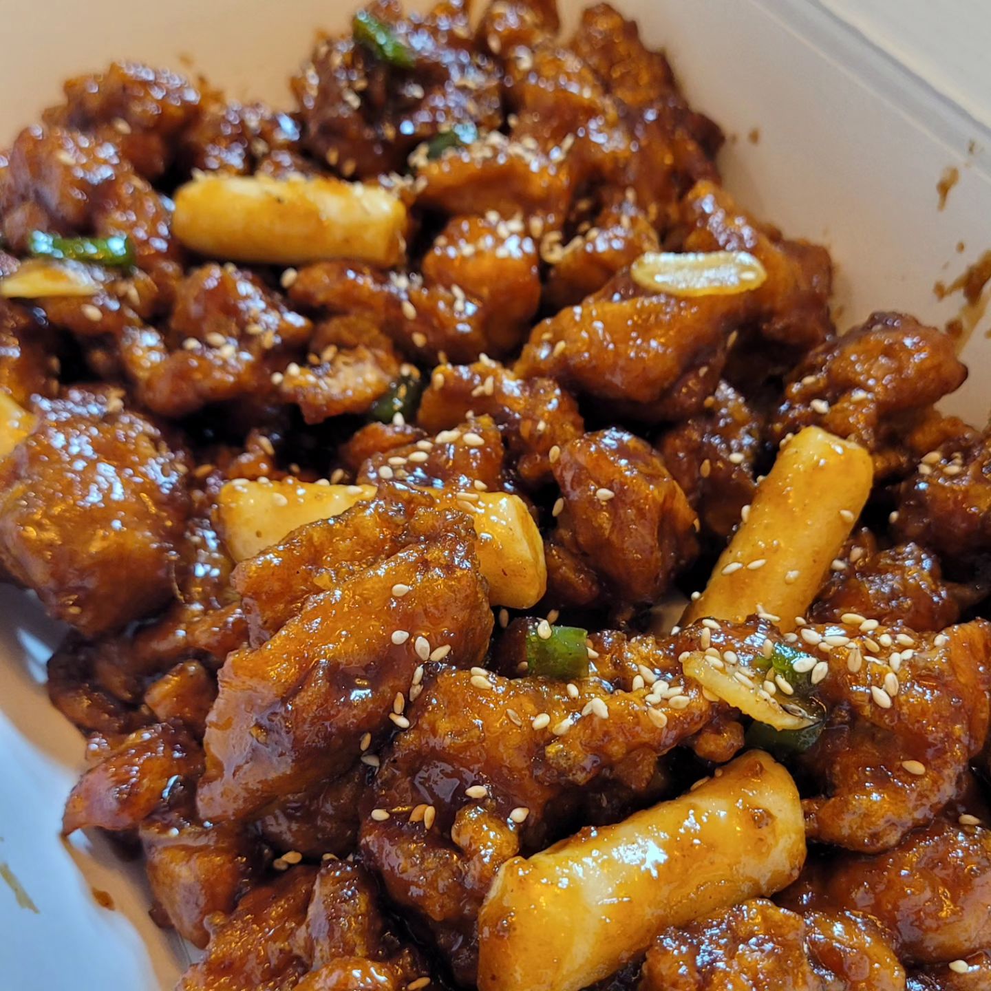 #협찬
옥포에서 맛있는 닭강정집 찾는다면 만년닭강정!
고기가 질기지도 않고 튀김옷이 두껍지도 않아
먹기 편하고 양념이 진짜 맛있음!

심지어 몇시간 나뒀다 먹어도 진심 꿀맛이었다👍
영수증 리뷰참여하면 음료까지 같이 주시니
따로 음로 구해할 필요도 없음

미리 시간 예약해두면 바로 찾아올수있어
옥포공영주차장 이용하기에도 편함

🏠 만년닭강정 옥포점
⏰️ 11:00 - 23:00
☎️ 055-688-1355

#만년닭강정 #닭강정 #옥포맛집
#리뷰노트 #친절한식당