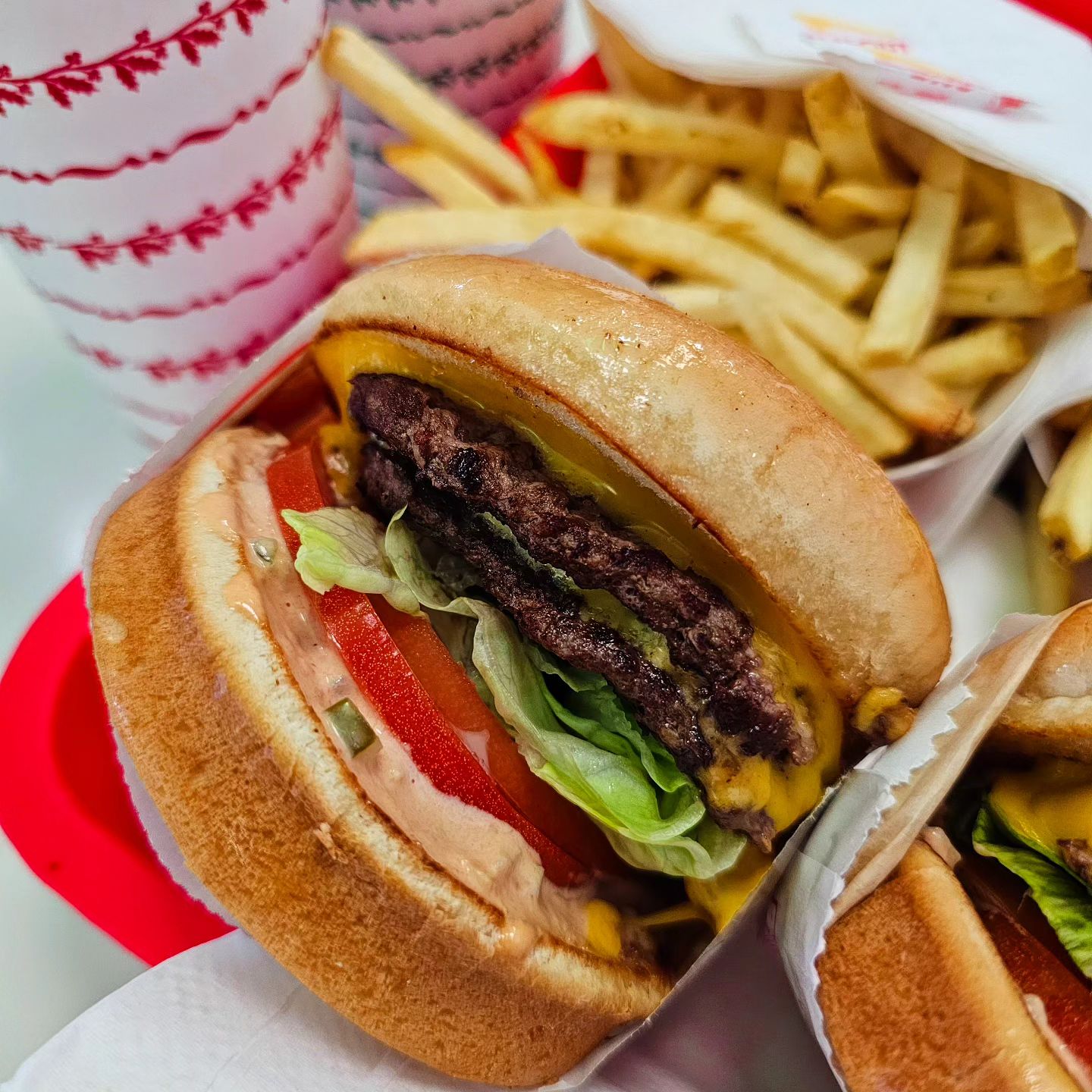 라스베가스 IN-N-OUT 🍔

미국 3대 버거 중
유일하게 한국에 매장이 없는 인앤아웃❕️
이번 여행으로 나의 먹킷리스트 달성

무조건 두툼한 패티 2개 넣은 육즙 가득한
더블더블버거를 추천합니다

➡️ 자세한 정보는 프로필 링크에
.
.
#라스베가스여행 #라스베가스맛집 #인앤아웃 #인앤아웃버거 #더블더블버거 #메인스트립맛집 #먹스타그램