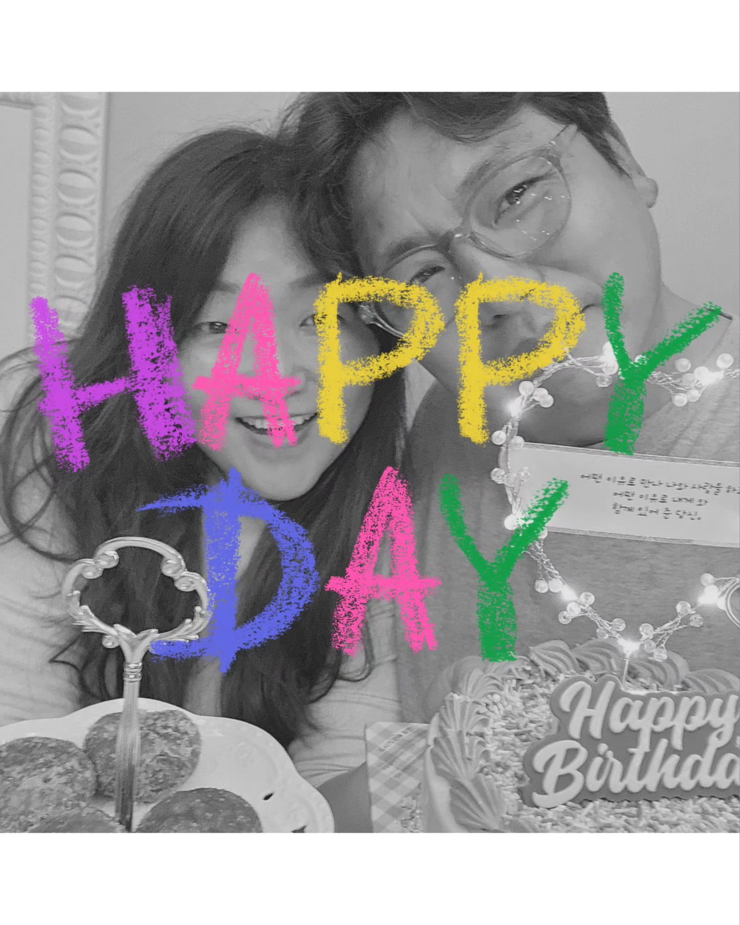너그러이 올려봅니다.

#남편생일🎂 피드
아직 한달은 안됐으니까
너그러이 올립니다.
내가 나에게 너그럽게.

🩷연애 때는
'사랑한다는 그 말
아껴둘 걸 그랬죠.
이제 어떻게 내 맘
표현해야 하나'

🩷결혼 초엔
'나는 너 하나로 충분해
긴 말 안해도 눈빛으로
다 아니까.
모든 날 모든 순간 함께 해'

🩷그리고 최근엔
'어떤 이유로 만나
나와 사랑을 하고
어떤 이유로 내게 와
함께 있어 준 당신'

함께 부르기도,
불러 주기도 하는
우리의 테마곡 느낌입니다.

연애부터 지금까지
어느덧 7년인데 저는 아직도
현실감이 없어요.

어떻게 내가 결혼을 했지?
심지어 이렇게 좋은 남자와?

#내게오는길
#모든날모든순간
#마음을드려요