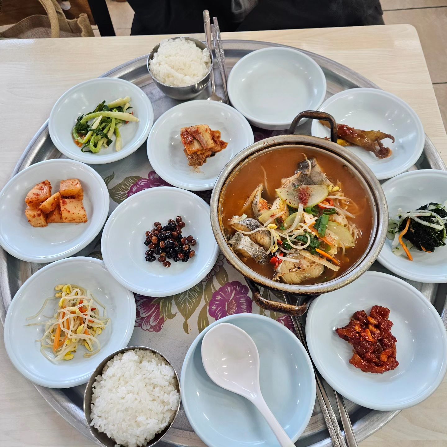 #있었는데요없었습니다
핸드폰 밧데리 1%.. 힘을내줘
어두운 화면으로 잘찍은 사진