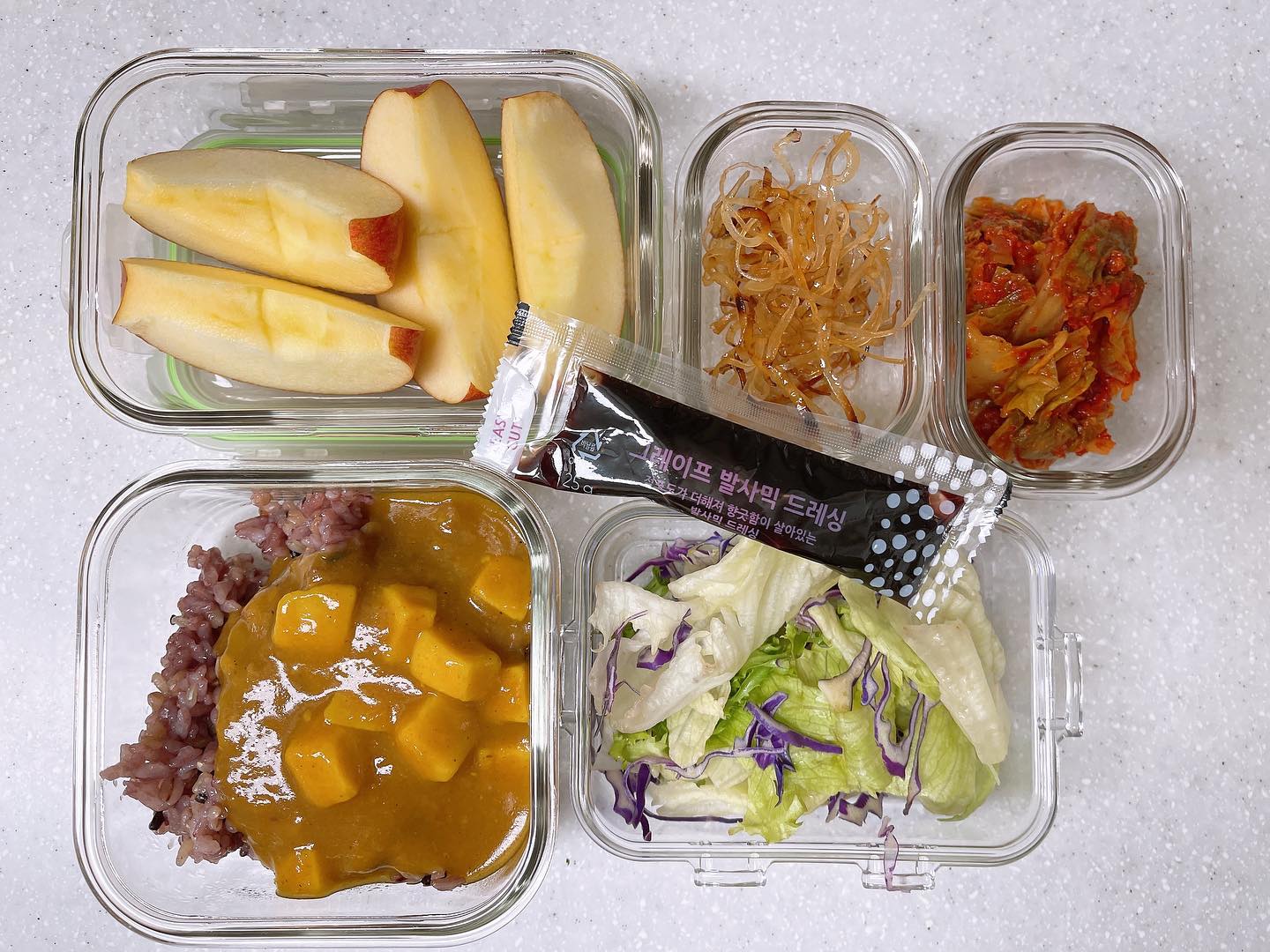 🍱 23.1.27일 도시락 
저녁에 미리 싸놓는 편안함을 추구해야 오래 싸줄 수 있어요 ㅋㅋㅋㅋㅋㅋ 
잡곡밥 + 카레 
진미채볶음 
배추김치 
디저트로 사과 
샐러드 (사과 샐러드 하려했지만 귀차늠용) 
카레도 대기업의 도움을 🤣🤪🤣💯