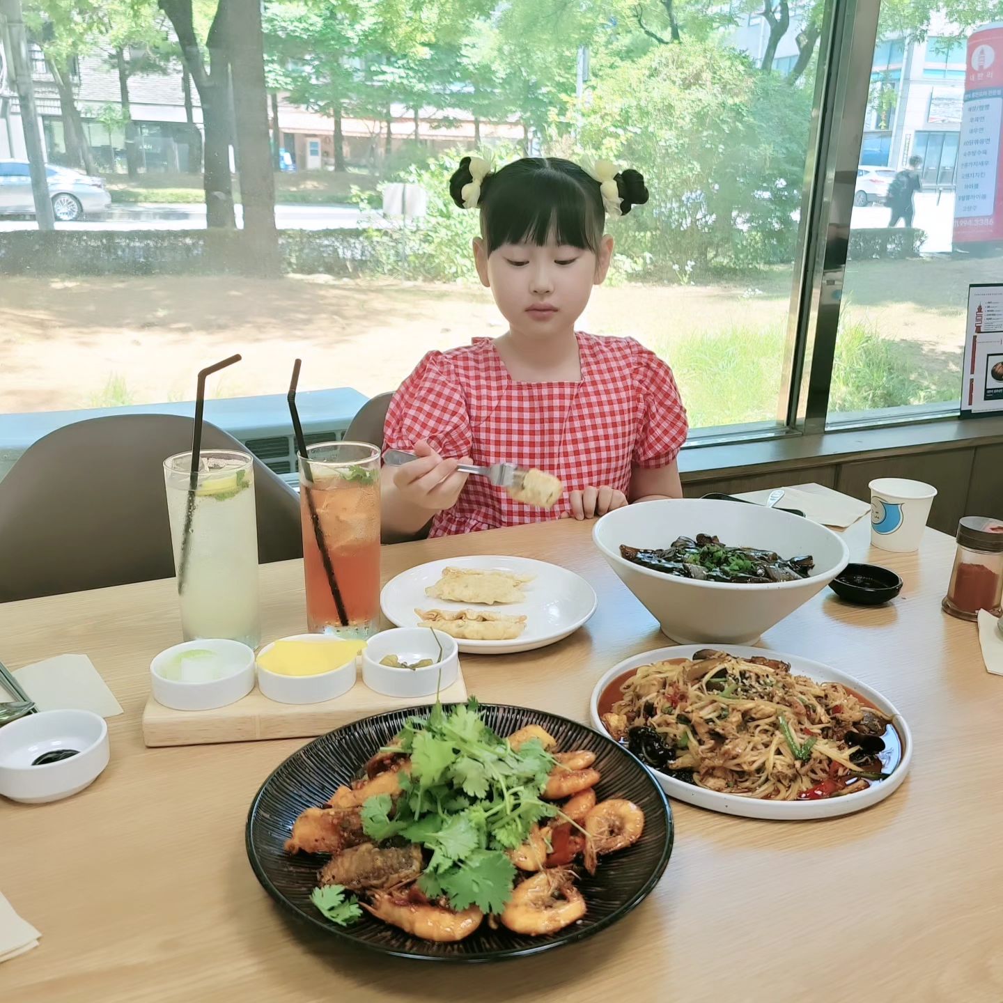 #협찬 
우리가족의 맛집~!! #대만리 
대만요리 전문점 대만리에는 특별한 메뉴들이 있어요~♡
그중에 우리가족이 좋아하는 깐풍가지새우랑 XO닭볶음면에 하이볼은 천상조합~!!^^
(운전해야하니까 무알콜로!!^^♡)
.
거기에 중식의 기본인 짜장면과 군만두도 추가했어요^^
너무너무 맛있게 먹고, 다음엔 어떤메뉴 먹을지 고민까지!!
맛있는 메뉴들이 많아서 좋아요~
♡-♡
.
#대화동중국집 #대화동중식당 #대화대만요리 #대화동데이트 #대화맛집 #일산중식당 #일산맛집 #일산데이트 #가족모임 #회식 #하이볼 #퀄리티중국요리 #힙한식당 #일산대화맛집
dae_man_ri