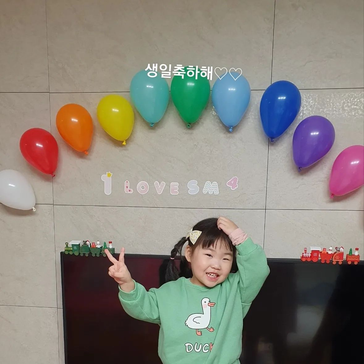 #생일축하해#바쁜너의하루#똘똘이카메라폰#파스타#스테이크#솜사탕#마카롱#키즈카페

선물로 똘똘이 카메라폰 받고
식사는 파스타 스테이크 먹으러 가기
다이소가서 강아지인형도 사고
솜사탕도 사먹고 
카페가서 마카롱도 먹고
기운내서 키즈카페가기
처음 와보는데 신나하네
엄마아빠는 어린이들 에너지에 정신없는듯 ㅋㅋ
그래도 너만 즐거워한다면♡♡♡

생일축하해♡♡♡♡♡사랑한다.