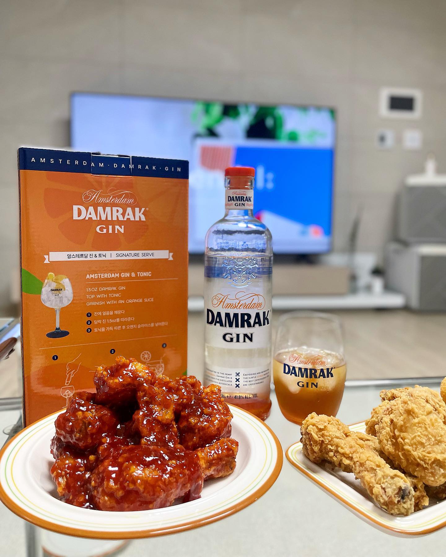 #협찬
주말의 마지막은 치킨과 진토닉🍗🥃
오늘 와인앤모어에서 담락진 패키지 get했어요!

담락진 바틀 + 텀블러 글라스로 구성된
패키지인데 특히 글라스가 넘 예뻤던!

네덜란드 암스테르담에서 탄생한 담락진은
달콤한 오렌지 맛이 느껴지는 진토닉인데
과일향이 나는 술을 좋아한다면 추천하고 싶어요🥰

집에 홍차맛 토닉워터밖에 없어서 아쉬웠지만
같은 과일향이라 더 맛있게 마신 거 같아요
치킨이랑도 궁합이 좋았던🧡

담락진 패키지는 전국 와인앤모어에서
구매할 수 있으니 참고하세용!

damrakgin bolscocktails dnp_lounge

 #담락진 #담락진패키지 #담락진토닉 #진토닉 #damrakgin #볼스 #bols #칵테일 #홈텐딩 #홈파티