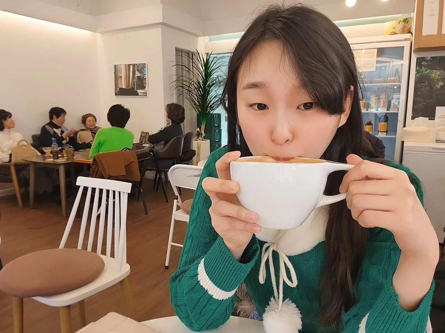 원두가 맛있는 커피집 #오금동커피 #OGCR
.
.
동생의 방학을 즐기기 위해 여기저기 다니는 와중에
어느새 랜선스타가 되어버린 그녀를 만나기 위해 오금동까지 달려보았습니다

귀여운 백조를 볼 수 있어서 매우 영광이네요😁

맛있게 잘 마셨습니다!

저의 랜선스타 오은상 ohh_eun
