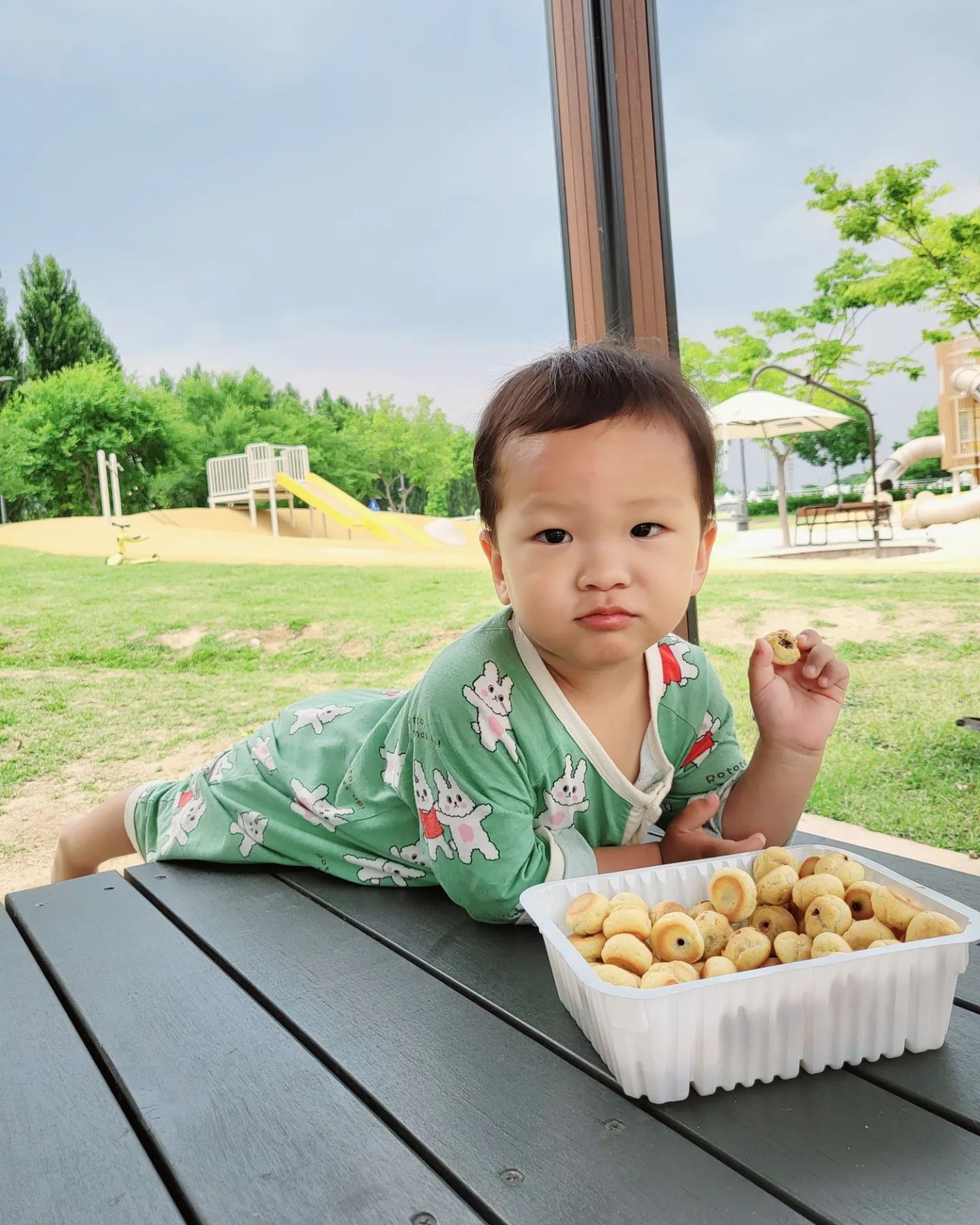 **
-
과자가 제일 맛있을시기지 뭐 ❤️
-

D+827
27개월5일
2년13주6일

#육아기록 #육아일상 
#babygram #babyboy 
#만2세 #3세아들 #아기모델 
#한강공원 #매일놀이터출근 
#비가와도간다 #엄마의하루