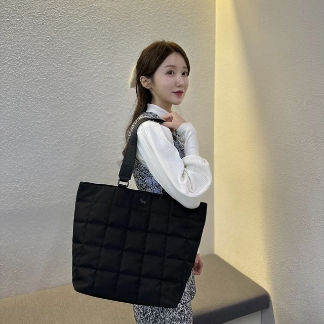 𝗬𝗘𝗝𝗜 예지 💖 on Instagram: "매일 들고다니고 있는 아가타 쇼퍼백👜 환경보호를 위하여 남은 원단을 리사이클한 아가타의 시그니처 소재 리나일론으로 만든 스퀘어 퀼팅 쇼퍼백이에