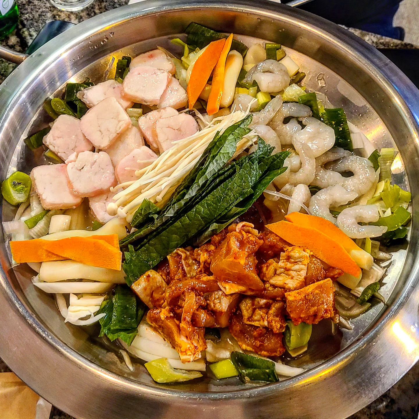 🎈#협찬 경산 #닭치고낙곱새 🎈

영남대 가성비 좋은 닭곱새 맛집 🙌

✔닭곱새 매운맛 소 19.0

🐷삐그의 TIP🐷
•전용주차장 없어요
•골목길에 주차해야해요
•밥은 별도주문이에요

메뉴는  낙지,닭다리살,한우대창,새우
4가지로 조합된 낙곱새,닭곱새,낙닭새 등등 있어요
새우는 고정이니 2가지만 선택하면 돼요 🙂

---
🏠 경북 경산시 대동 150-10 1층 닭치고낙곱새
⏰ 월~금 16:30-24:00 / 토~일 11:30-24:00