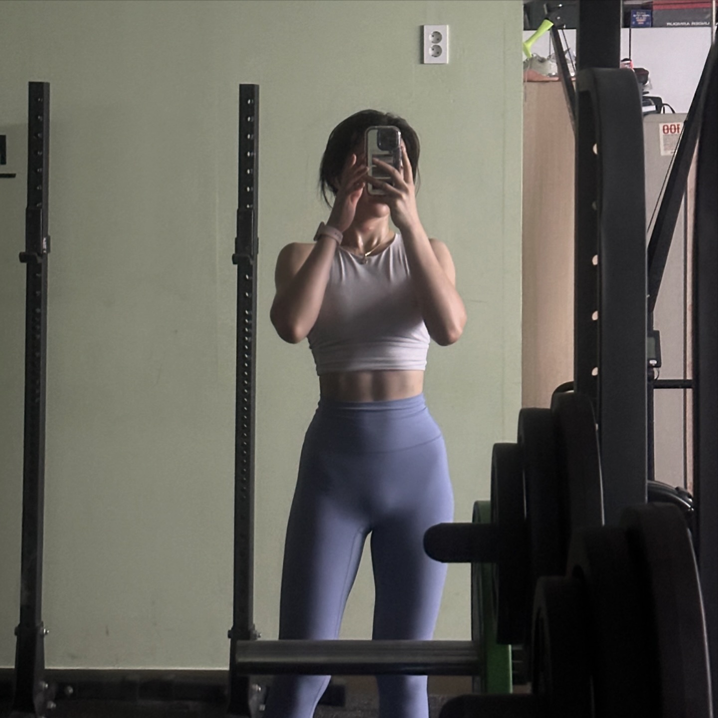 #수요일 #미모닝 #아침운동💪 
후후후 아침 5km 러닝 후 핸드스탠드 푸쉬업 연습하고 출근👍
#공복유산소 30분하고 간단하게 몸 풀고 어제 배웠던 #핸드스탠드푸쉬업 연습했어요~

우선 #물구나무서기 연습부터 하고 있는데,, 물구나무서는건 중학생 이후로 처음 하는데 발을 바닥에서 튕겨서 양발을 벽에 기대는게 너무 두렵더라고요🤣 

처음에는 팔을 제대로 지지하지 않고 시도하다가 팔이 무너져서 넘어지고 다시 연습하니까 2-3번 만에 되더라구요! 

물구나무 자세에서 푸쉬업을 시도하다가 ㅋㅋㅋㅋ 그냥 그건 아직 무리라는 생각에 천천히 빌드업을 하기로 했어요🔥

저녁에는 더블언더40/ 월볼 클린 스쿼트 20 *7R
엄청 털렸는데 타임랩스로 기록했더니 더블언더 3-4개 한 것처럼 보이네요 ㅋㅋㅋㅋ

#크로스핏 처음 시작할 때 더블언더 1-2개 했는데 이제는 연속으로 20개 이상은 할 수 있게 됐어요! 😆😆
연속 100개.. ㅎㅎㅎ 할 수 있기를!! 

#클린이 #크로스핏와드 #크로스핏하는여자 #더블언더잘하고싶다 #아침러닝 #운동일지 #운동기록 #눈바디 #저녁운동 #개털림🐶