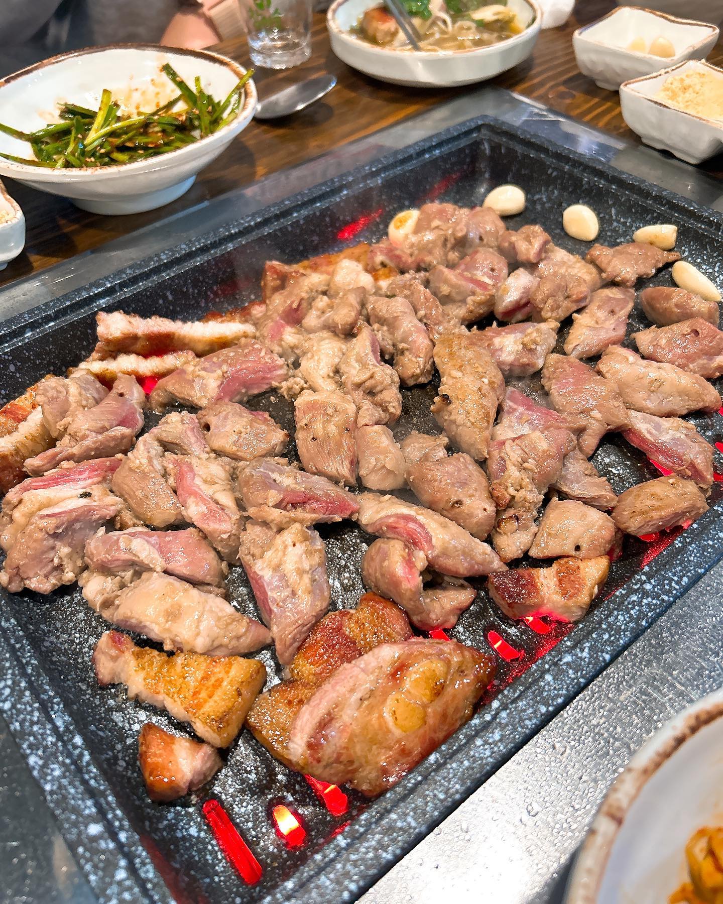 평택 #입안행복 #고기짱맛 

단란한 회식을 하러 간 #고기맛집 
평택역에서도 살짝 멀어서 차로 가야 가까운,, 걸어서 가면 25분 정도 🥲 하지만 고기가 짱맛이니ㅠㅠ
숯불로 초벌돼서 불향이 느껴지고 사장님도 친절하고 고기는 거의 모든 종류 먹어보고 라면, 추억의도시락까지 와구와구 가격이 저렴한 곳은 아니지만 진짜 맛있는 고기 먹으러 가고 싶을 때 또 올 듯🤤✨🥩 카페는 도보 1분 거리 넓고 좋은데 가격이 사악😈

✅🥕🥕🥕🥕🥕

마늘갈매기살 ￦18,000
생삼겹살 ￦16,000
껍데기 ￦13,000

#평택맛집 #평택고기집 #평택고기맛집 #평택삼겹살 #평택역맛집 #평택역삼겹살맛집 #평택회식장소 #평택회식추천 #먹스타그램🍴 #먹팔 #먹방스타그램 #먹스타소통 #먹팔맞팔 #먹팔해요 #먹스타맞팔 #먹스타맞팔환영 #먹스타그램맞팔 #먹스타그램촵촵 #먹스타스램