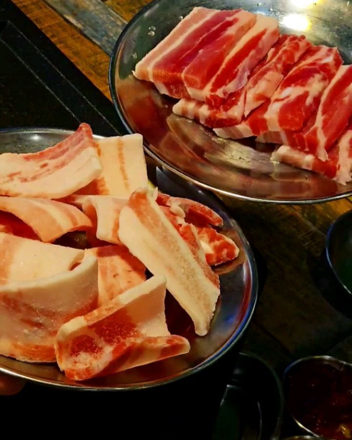 #협찬
요즘  핫한 통큰대포삼겹이 봉담에도
있어서 다녀왔습니다💕

삼겹살 맛집이라 메뉴는 한돈 삼겹
냉삼(냉동)과 생삼겹(냉장)이 대표고,
돈마리랑 소고기 그리고 차돌박이&우삼겹을
맛볼수 있는곳 인데요~~~

특히 돼지고기는 한돈만 사용한다는 철칙이고
다른 냉삼집보다 더 두꺼운 고기를 써서 식감이좋아요
살며시 나오는통영 어리굴젓  기본 반찬에 조금 나오는데 
더 드시고싶으신분들은  5000원 더 주고 추가 하셔요~

소스에 쯔란이 있어서 쯔란좋아하는 지인은 신이났구요
신김치랑 대파 김치도 한가득 구워서 먹을수 있어좋았어쇼 냉삼은 참기름에 소금장 찍어 먹는게 젤맛있는데  여기는 다진마늘까지 같이 있어서 소스에도 신경을 쓰셨네요☀️

❣️통큰대포삼겹봉담점

경기 화성시 봉담읍 장등2길 6-53 1층

⏰영업시간 : 매일 오후 3시~밤 11시​
☎️전화번호 : 0507-1357-8816

#통큰대포삼겹 #봉담맛집 #봉담한돈 #수원냉삼 #수원
#봉담냉삼 #봉담단체회식  #봉담맛집추천 #수원맛집