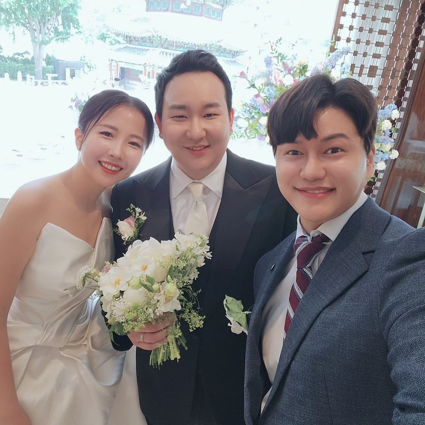 #영어사회자 #영어MC

오늘은🪻라일락 꽃향기가 가득한
#웨스틴조선 라일락홀 에서 진행 된

🇺🇲미국 교포신랑님 & 🇰🇷한국 신부님의
소중한 #결혼식 현장 이에요 🤵🏻‍♂️👰🏻‍♀️

🪻라일락이 테마인 홀인만큼 저또한 
보라색 계열의 넥타이를 준비 해보았고,

신부님의 2부 드레스 또한 보라색을 착용 
하시어 너무나 조화로운 웨딩 이었답니다💜

사전에 신부님과 식순상담 부터, 
1부 본식 및 2부 피로연 까지 모두
무사히 진행 잘 도와 드렸구요~😉

우리나라 문화재 환구단 뷰이기도 한
서정적 이면서 동시에 아름다운 분위기,
사진&영상 으로 한번 담아 보았습니다📽
_______________________________________

✔인스타그램 으로 전문사회 / 영어사회 예약 시 
#색소폰 축주 1곡 서비스 (무료) 진행 해 드립니다🎵 
※단, 서울/수도권 지역에 한함
 (지방의 경우 소정의 추가비용 발생
✔영어사회자/한영사회자
✔국제결혼식/주례없는예식
 (결혼식 식순 컨설팅 전문)
✔결혼식사회 경력 10년
✔기업행사/국제행사/연말행사 등

DM 또는 카카오톡 (프로필참조) 문의 주세요 :)

#전문사회자 #한영사회자 #웨딩홀추천 
#웨딩홀리뷰 #국제커플 #결혼식사회자
#영어사회자이재원