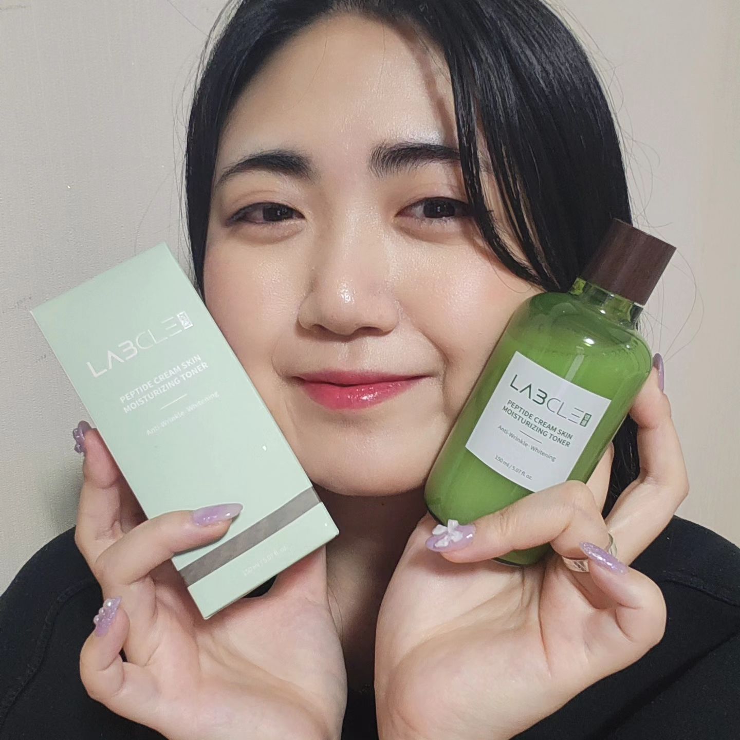 #협찬
💚랩클 펩타이드 크림 토너💚
00시간 동안의 보습지속력을 지닌 토너!
하루종일 촉촉함을 유지해준답니당~
크림의 보습감도 지니고 있고 토너의 산뜻함까지~
바르면 무거운 느낌은 전혀 없고, 가볍고 산뜻하게 스며드는 느낌이에요!
민감 피부이신 분들도 사용 가능한 저자극 제품입니다!
되게 촉촉하고 가벼워서 마음에 드는 제품🥰
.
#화해 #화해sns리뷰단 #랩클 #랩클토너 #100시간토너 #스킨케어 #토너추천 #뷰티그램 #뷰티모델 #뷰티스타램 #셀피 #맞팔 #맞팔선팔 #선팔하면맞팔 #f4f #좋반테러 #좋반 #좋테 #1108플러스 #추운날씨조심_08