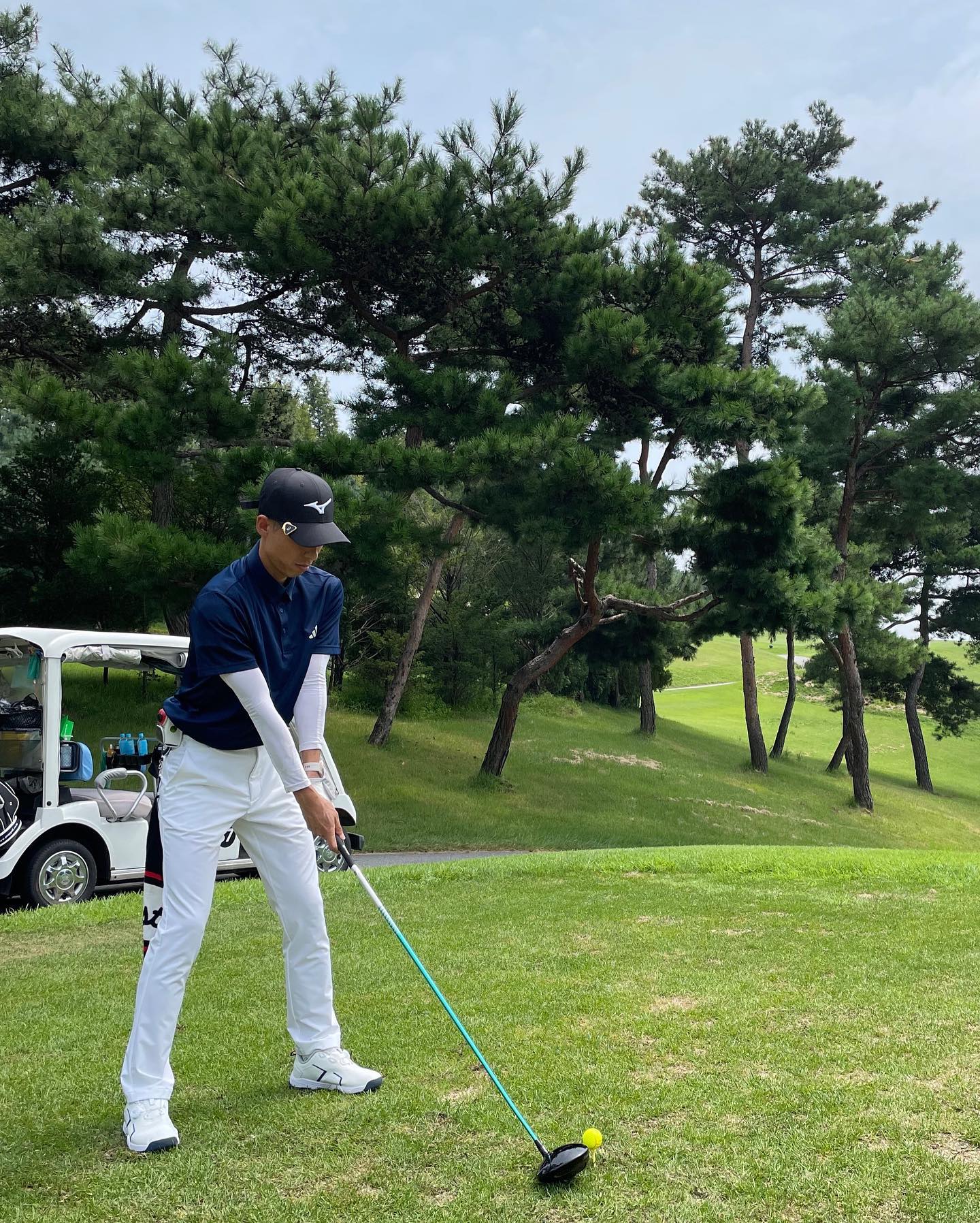 편하면서 부드러운 착용감이 좋은
아디다스 반팔 골프웨어💙

심플하고 베이직한 디자인이라
골프웨어 코디하기 좋고 구김 걱정 없어
관리하기에도 편한 기능성골프웨어예요

뮨이 착용한 바지도 아디다스 골프웨어인데
세트로 입으니 더 예쁘더라고요
필드룩으로 추천추천👍🏻
 
 
 
 
dealpang_
#협찬 #딜팡 #골프반팔티 #골프반팔티추천 #남자반팔티 #폴로반팔티 #아디다스반팔 #남자카라티 #골프웨어 #골프웨어추천
