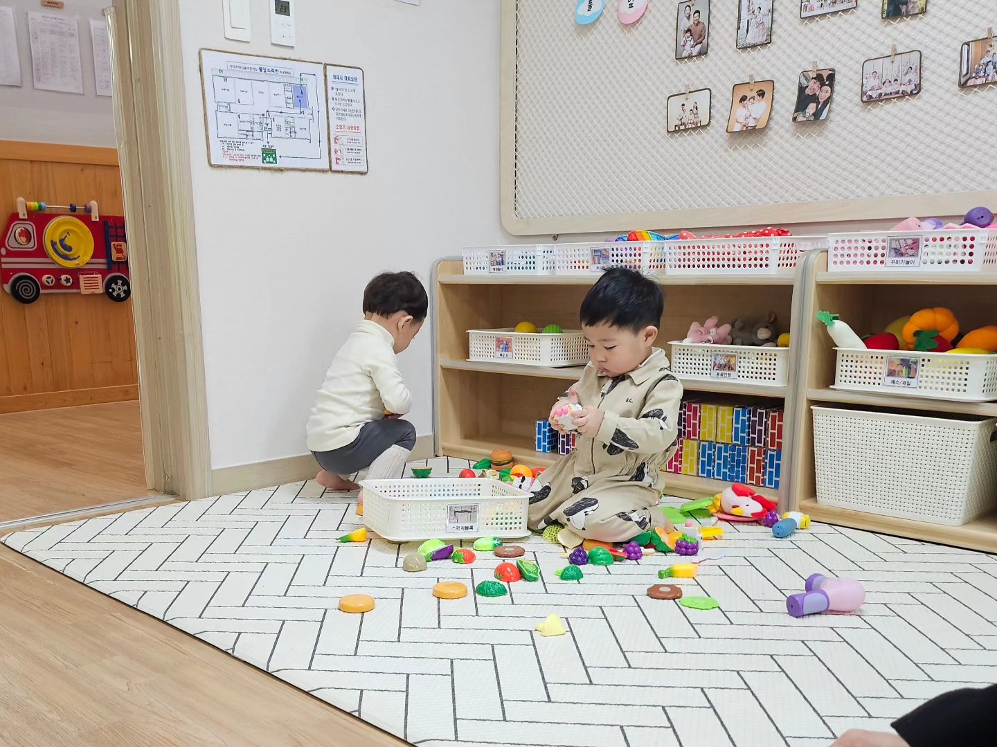 우리 호감이 드디어 등원했어요 🎒 
자주 이앞을 다니기도 했고
몇번 와보기도 하고
친구 시윤이도 있고
그래서인지 잘 놀고 스스로 스프도 떠먹고
기특하게 등원 완료했지요☝🏻
내일은 선생님과도 친해져보자
수고했어 내강생이🩷
