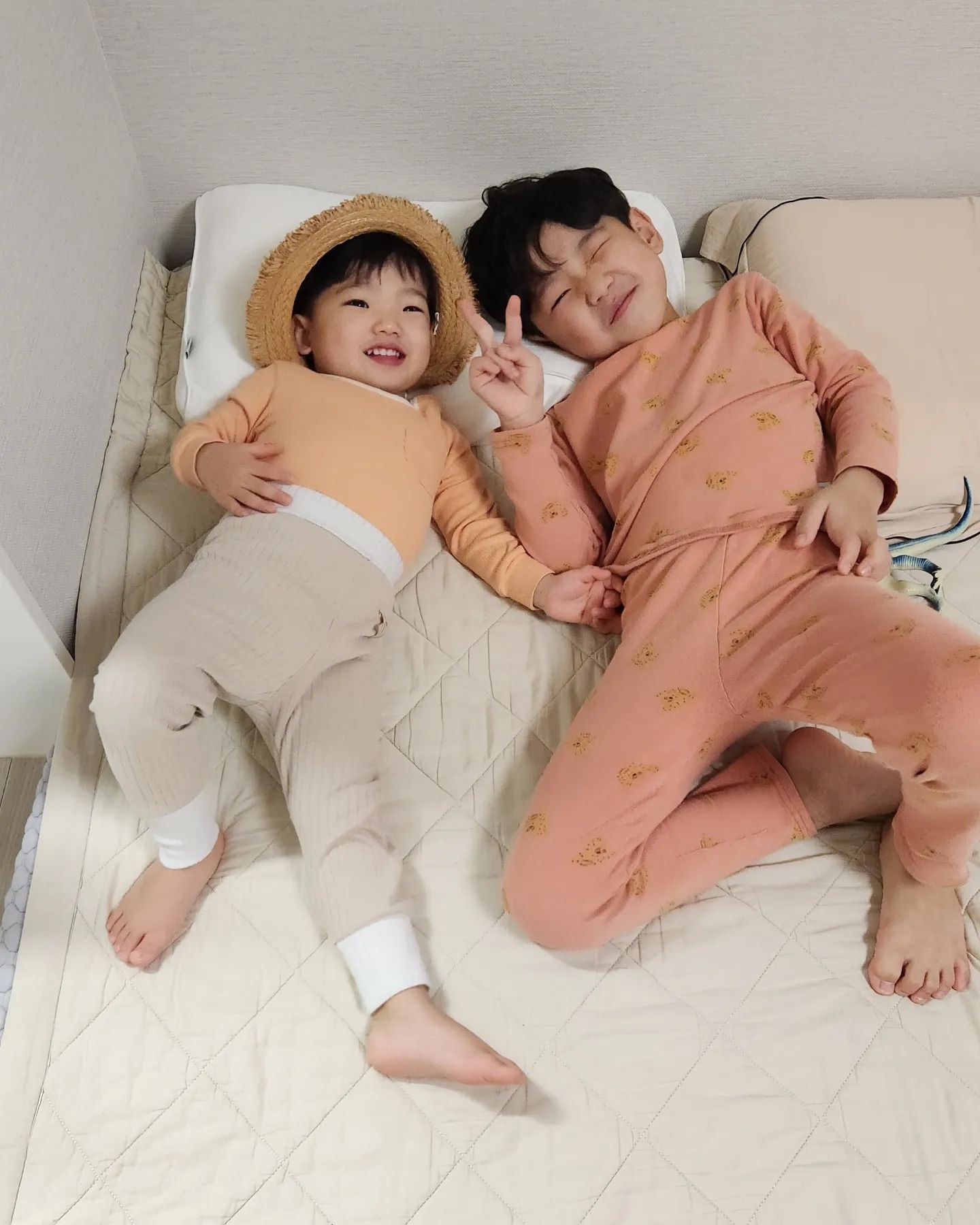 #신유준그램 #신수호그램 
이럴때 이뻐죽음💕💕
자자고하니까 밀짚모자쓰고 누워있는 뚜호😘
뚜호옆에 형아가 가더니 자기도 같이하자고😍
둘이누워서 노는 이쁜것들❤️❤️
세상 이쁜 내 쪼끄미들❣️❣️
.
.
#아드리둘 #형제샷 #오랜만에형제샷 #이제8살형아 #4살동생 #17년생 #21년생 #아들스타그램 #잠들기전 #내사랑들💕