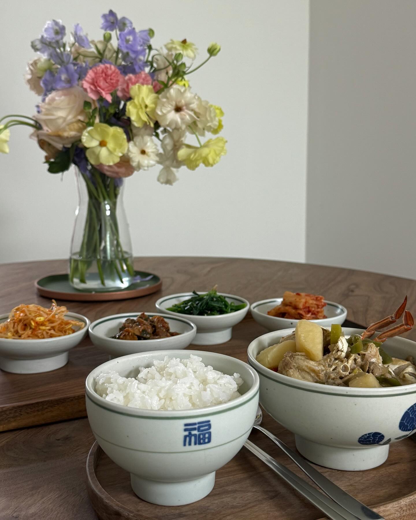 가정식의 소울푸드 꽃게된찌개
다들 안녕하시죠 ? 
육아하며 복직을 앞두고 있어 피드가 뜸한 요즘이에요 🥲
꽃게 가득넣고 끓인 된찌는 저에게는 소울푸드인데요🦀
초딩시절 엄마가 냄비한가득 꽃게된찌 끓여주면 거의 저혼자 다 먹은것 같아요! 어찌나 맛있던지 .. 
봄에 그리고 가을 꽃게철이되면 보약처럼 먹던 저의 소울푸드 
저는 탕 말구 된찌버젼이 전 더 좋아요 😍
중고딩때 부터는 제가 바빠 엄마가 해주신 밥에 대한 기억이 잘 안나네요..학교에 학원에 .. 그리고 성인이 되어서는 취업에 결혼에 .. 
봄바람이 살살 불어오니 어김없이 생각나는 그맛 
오늘점심은 꽃게 된장찌개를 끓여봅니다 😊

저희 딸에게는 어떤 음식이 딸아이의 소울푸드가 될까요 ? 
밥태기가 온 10개월된 딸래미 .. 엄마가 만든거 지독하게 안먹는데 소울푸드 엄마밥으로 가능하게찌 ? 🤣🤣

모두 건강한 음식 많이 드시구 행복하세요 💐

#소울푸드 #꽃게된장찌개 #된장찌개맛집 #집밥 #가정식 #집밥스타그램 #요리스타그램 #그릇추천 #여기담기 #한식기추천