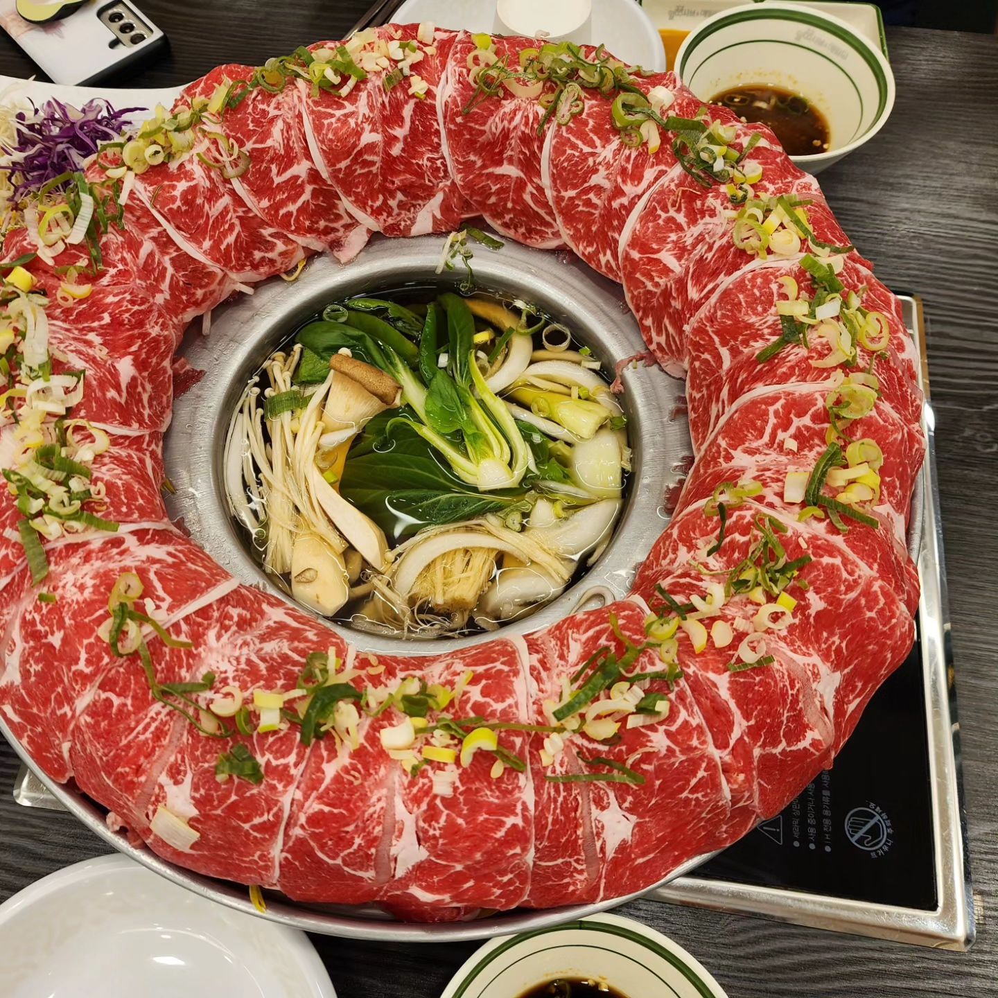 최근에 샤브샤브에 꽂혀서 맛집 찾다 발견한 "메밀당막국수"

분명 상호명은 막국수집인데 샤브샤브가 더 유명한 곳!!!
백두산 샤브는 인기만점!!
왜 백두산 샤브냐 백두산 처럼 숙주와 고기가 높이 쌓여있기 때문이지 ㅎㅎ

이런 샤브샤브는 처음인데, 보는재미도 있고 맛있어서 먹는재미도 있고
야채 샐러드바도 무제한이라서 편하게 배터지게 먹을 수 있는 샤브샤브 맛집 추천!

#울산남구샤브샤브 #울산샤브샤브맛집 #울산샤브샤브 #메밀당
#메밀당막국수 #울산메밀당 #울산메밀당막국수 #메밀당막국수울산점 #울산맛집 #울산남구맛집 #울산샤브샤브맛집추천 #백두산샤브샤브
