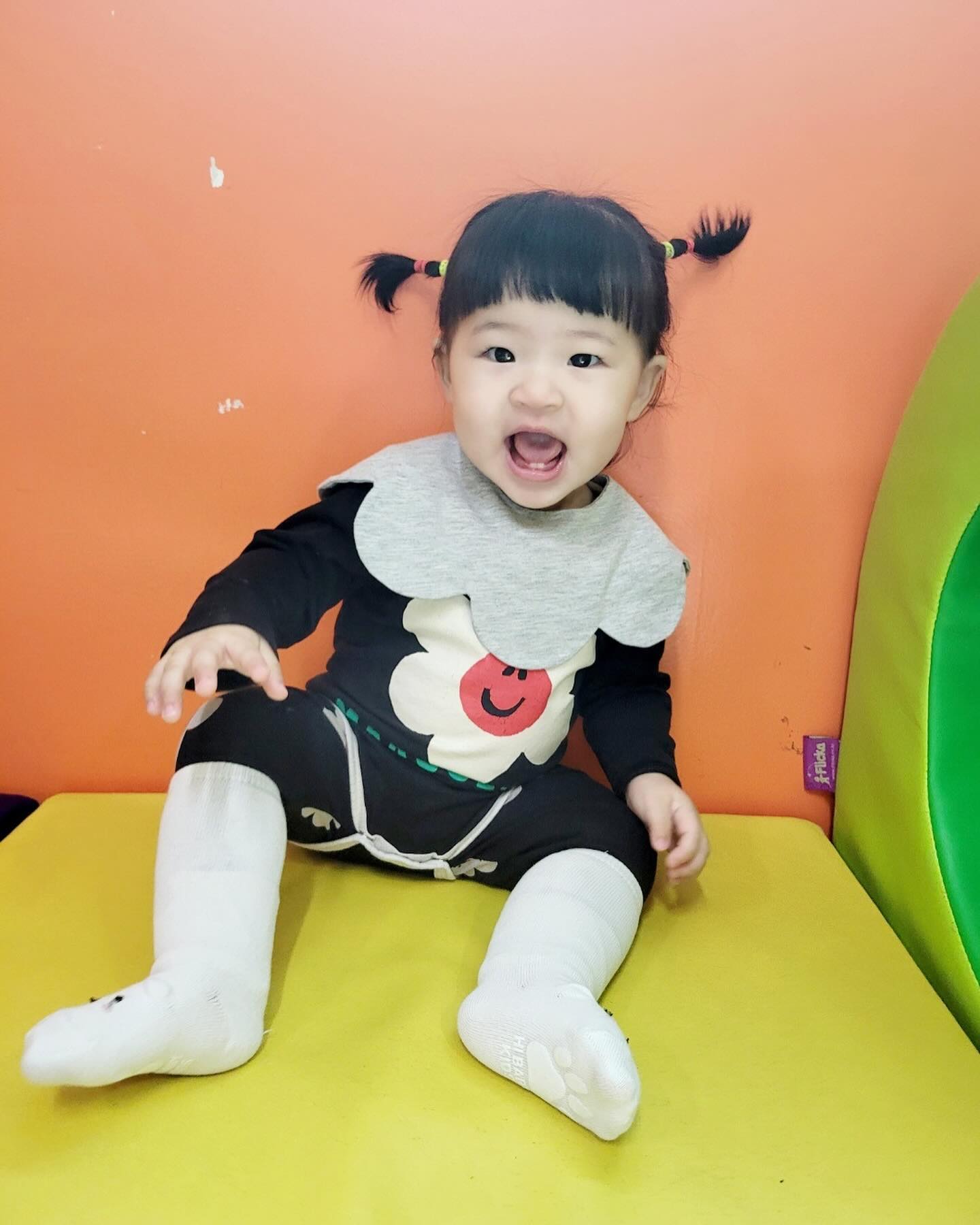 옛날 엄마들은 자식을 나의 꿈과 희생, 헌신하며 나를 받쳐가며
한 없이 마르지 않는 사랑으로 자식을 키운다던데…
그에 비해 나는 한 없이 부족하디 부족한 사랑으로 널 키우고 있지만,
너무너무 잘 커주고 있는 우리 이쁘닝☺️ 아프지말고 건강하게만 자라다오❤️ 
사랑이라는 언어만으로는 표현할 수도 담을 수도 없어서, 엄마가 많이 사랑해☺️
#10개월아기#토끼띠#307일#사랑해❤️#2NE1컨셉#삐삐#말괄량이