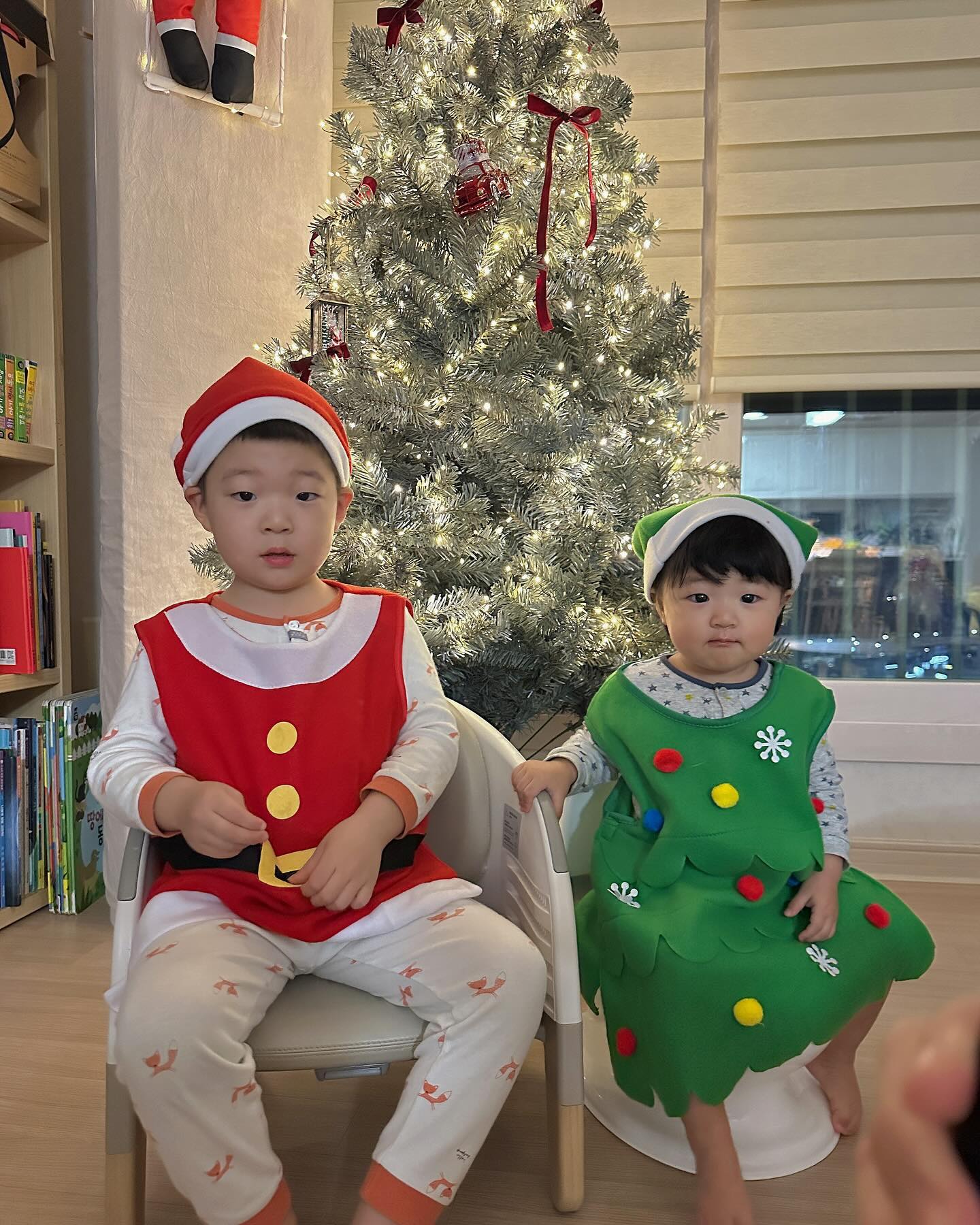 🤍
#매일이크리스마스
아 징쨔 이렇게 귀엽다고?
#12월행복하네 #사랑스럽 #♥️ #남매룩 #남매그램 #흰쥐띠오빠흑호여동생 #짹짹어흥 #45개월15개월 #남매맘 #내복미아네