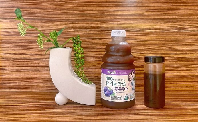 #제품제공 #테일러푸룬 #유기농착즙푸룬주스 

대한 대장 항문학회에 의하면
한국인 10명 중 3명은 변비를 겪고 있고
요즘 사람들의 식습관 변화로 인해 증가하는 추세로 
변비를 겪고 있는 3명 중에 1명이 바로 저에요..🙋🏻‍♀️

해서 임산부도 걱정없이 먹을 수 있는 변비 해결 주스로 유명한
역사와 전통이 깊은 테일러 푸룬에서 신제품으로 착즙한
유기농 착즙 푸룬 주스를 출시 하셨다고 해서 섭취해봤어요!

🫐 테일러 신제품 유기농 착즙 푸룬 주스

🍷 100년 전통 미국 캘리포니아산 유기농 푸룬 사용
🍷 가공 공정을 거치지 않은 자연 그대로
100% 유기농 푸룬을 착즙하여 맛과 영양이 살아있는 주스
🍷 푸룬 전용 생산 시설에서 테일러의 기술로 완성한
프리미엄 주스
🍷 남녀노소 누구나 모든 가족이 함께 즐길 수 있는
일상 속에 생기를 가져다줄 건강한 착즙 주스
🍷 일주일 동안 매일 매일 마실 수 있는 건강 주스
🍷 자연 그대로의 유기농 푸룬을 착즙한 가볍고 부드러운 맛
🍷 총 내용량 946ml, 100ml 71 Kcal

🫐 테일러 신제품 유기농 착즙 푸룬 주스

선천적으로 위장이 약하게 태어나 소화도 잘 안되고
소화가 잘 안되다 보니 변비도 있어서
소화제와 변비약은 집에 필수로 구비되어 있는데요!

그 중에 변비약으로 늘 구비되어 있는 것이
바로 푸룬주스 에요!

여러 브랜드의 푸룬 주스들이 있지만서도,
그 중에서도 테일러팜스 제품이 성분도 좋고
원료의 질이 좋아서 구입하는 장소에 테일러팜스가 있으면
무조건 테일러팜스로 구입하는데요!

제 입 맛에 유기농 푸룬 주스가 많이 딥한 맛이었다면
유기농 푸룬 착즙 주스는 유기농 푸룬을 착즙해서인지
딥한 맛이 완화되어 좀 더 가볍게 마시기 좋더라구요! 👍🏻

몸에 힘이 없어서 운동도, 식단도 안하다가
오랜만에 장마가 소강 상태고
체력이 조금씩 회복되는 기운이라 가볍게 걷고 와서 
걷고 왔으니까 투움바 소스 들이부운
샐러드 🥗 먹고 외출했다

저녁 때까지도 배변을 하지 못해서
유기농 착즙 푸룬주스 200ml 섭취하고
집에 오자마자 화장실 행으로
화장실 여러번 들락달락하며 비워내기 성공 했네요! 🙌🏻
역시, 마성의 테일러푸룬주스에요! 🍷

가볍고 은은한 단 맛이지만 달기만 한 건강 음료가 아닌 
끝 맛이 깔끔한 착즙 푸룬 주스로
일주일동안 매일매일 마셔도 되는
유기농 푸룬 착즙 주스라 건강에 좋을듯 하고

180ml, 946ml 용량으로 편의점이나
올리브영에서도 쉽게 만날 수 있어 좋더라구요! 👍🏻

배변활동이 원활하지 않아 고민이시라면,
믿고 먹는 변비해결주스 테일러의 신제품 유기농 착즙 푸룬 주스로 마일드한 푸룬 맛을 즐겨보시는 것은 어떨까 싶어요! 😀

#테일러 #테일러팜스 #푸룬 #캘리포니아푸룬 #유기농푸룬 #착즙주스 #푸룬착즙주스 #테일러푸룬착즙주스 #푸룬주스 #유기농푸룬주스 #테일러푸룬주스 #푸룬주스추천 #유기농식단 #유기농레시피 #유기농주스추천 #착즙주스추천 #먹스타그램 #식단스타그램 #건강주스 #건강주스추천 #건강스타그램