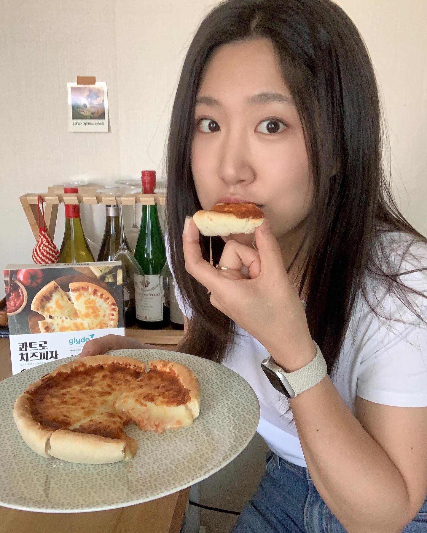 #협찬 glyde.co.kr 
엄청난 피자를 받아 보았다 🍕
치즈 폭포라는 말에 반신반의했는데 먹기 힘들 정도의 치즈 양에 충격받음ㅋㅋㅋㅋㅋㅋ😮
심지어 자연 치즈를 사용해 풍미가 넘 좋고(프차 철판 맛집들의 치즈 극혐함) 피자 소스도 넉넉해서 전혀 퍽퍽하지 않게 먹었음 ㅜ 
걍 냉동 채로 에프 20분 돌리면 끝이라 딱 퇴근하고 와서 에프 돌려놓고 씻고 나와서 맥주 때리면 얼마나 행복하게요,, 
-
-
 #글라이드 #글라이드피자 #콰트로치즈피자 #glyde #치즈피자추천 #피자추천 #냉동피자 #찐리뷰 #치즈폭포피자 #냉동실필수템 #글라이드필수템 #글라이드장바구니