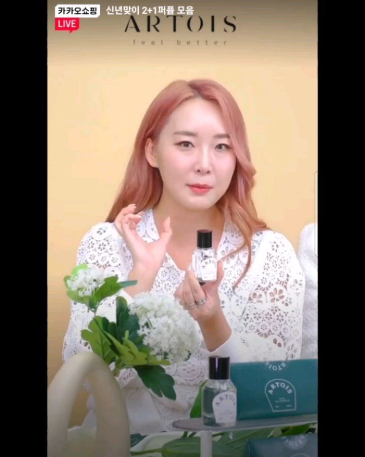 😄 #본업존잘모먼트

에헤이.

어느 순간 기록도 안 남기고....
2월 달려온 방송 기록 살짝 해봅니다.
(앗.. 아르투아는 1월이넹 🐧 ㅎ)

✔️ 썰스데이 아일랜드 문도 열지 않은 백화점 매장에서 드디어 우리 은미랑♡
✔️ 어나더브랜드 도매업체 4개 매니저님들이랑 4시간 연속♡
✔️ 타미진 재섭외, 생일이지만 방송! 은근 자주 뵙는 깡철님과 :)

❣️USPA 사무실에서♡ 재섭외, 구면인 승민님과 :)
❣️스케처스 재섭외, 드디어 만난 동기 홍유랑 :)
❣️라브아 카쇼라 공식 대형, 국민깔창 엑스솔 블루밍 데이즈 두탕 🫧 초면이지만 찰떡케미 현수님과 :)

😄 대명 소노시즌 호텔 침구 오랜만에 만난 반가운 예림님과♡
😄 샵프리카 아임닭 유명 비제이 전 프로게이머 김학수 님과 :)
😄 그립 첫 명품 라이브 믿고 맡겨주셔서 혼자♡

명품은 제품이 딱 2개라 단순 설명보다는
브랜드 스토리와 제품 역사까지 따로 공부해서
스크립트 만들어 갔어요! 💕

🎶

하루하루 졸면서 헤메 받고
온갖 짐 들고 이동 중에도
방송 준비하던 시간이 스쳐지나가네요.

🫠✨️🎥

3월 초에 좀 여유 있어서 푹 자고♡
오늘 드디어 3개월만에 프로필 업데이트했습니다.

🌟

패션, 뷰티, 리빙, 반려동물용품, 
운동, 다이어트, 건기식
뭐든 믿고 맡겨주세요.

🔥🔥🔥

올라운더 쇼호스트 팽언니
콩트, 연기, 변장(?) 가능

패션 전문 지향이지만
대식가에 식탐 많아서
먹방은 또 누구보다 진심으로 잘해버리는.....
정체성 밸런스 붕괴... 🙄✊️

3월도 잘 부탁드립니다.

🍒

#쇼호스트 #쇼호스트섭외 #MD출신쇼호스트 #에디터출신쇼호스트 #패션쇼호스트 #뷰티쇼호스트 #리빙쇼호스트 #모바일쇼호스트 #라이브커머스 #카카오쇼핑라이브 #카쇼라 #네쇼라 #그립