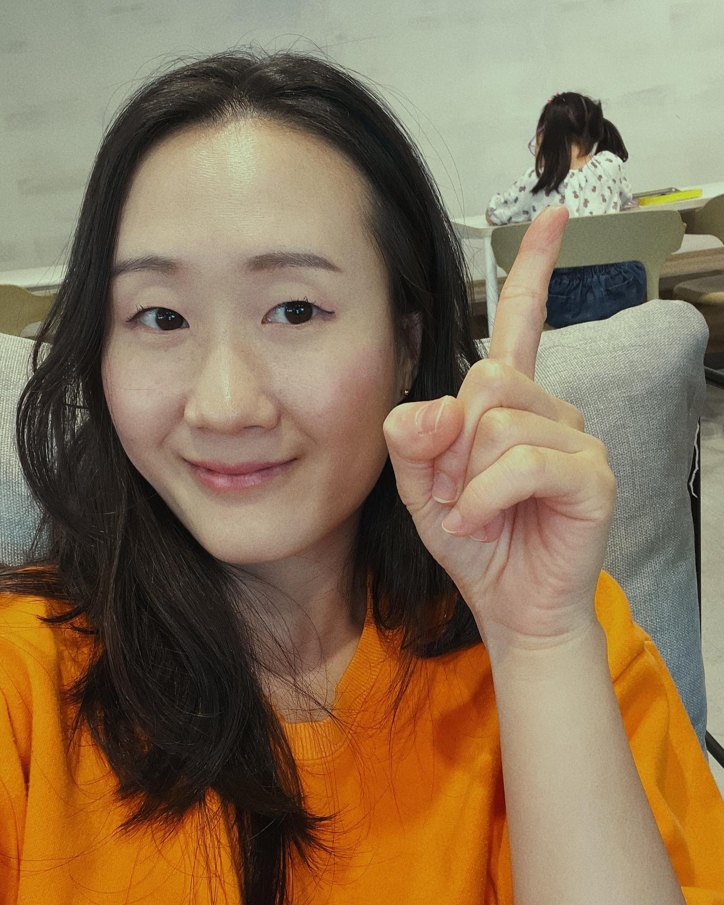 작년? 제작년 추석때도 원주갔어서 올 해도 갔는데, 명절이라 시간이 오래 걸렸던 기억을 잊었고.. 그래서 올해는 7시반에 집에서 출발했다ㅋㅋㅋ 작년엔 4시간반 걸렸는데, 올해는 3시간 걸림!
소금산 출렁다리도 가보고, 몇 년간 걸을 계단을 어제 다 오르내림^^ 무려 573개.. 무릎이 아작나는줄 알았지만 나름 좋았음! 황씨 3인방 무섭다고 난리.. 아빠는 오금이 저리고 속 울렁인다고 난리, 딸들은 속울렁이고 흔들린다 무섭다 난리... 겁쟁이 3인방이 떠들 때 유씨 혼자 사진도 찍고 발밑 구경하고 경치 구경하고 갔다^^후..
나름 재밌게 놀고 집와서 밥먹고 근처 카페서 카페인충전중.. 남은 오늘 하루 어찌 알차게 보낼까 고민중🙄
내일은 친정식구들과 점심먹고.. 애들이 할머니집에 가겠다고 떼부려주길 바라며....ㅋㅋㅋㅋㅋㅋㅋ 자유부부를 꿈꿔본다..⭐️

#추석#강원도원주#소금산출렁다리
#자매맘#초등맘일상#딸맘일상
#겁쟁이들데리고다니기