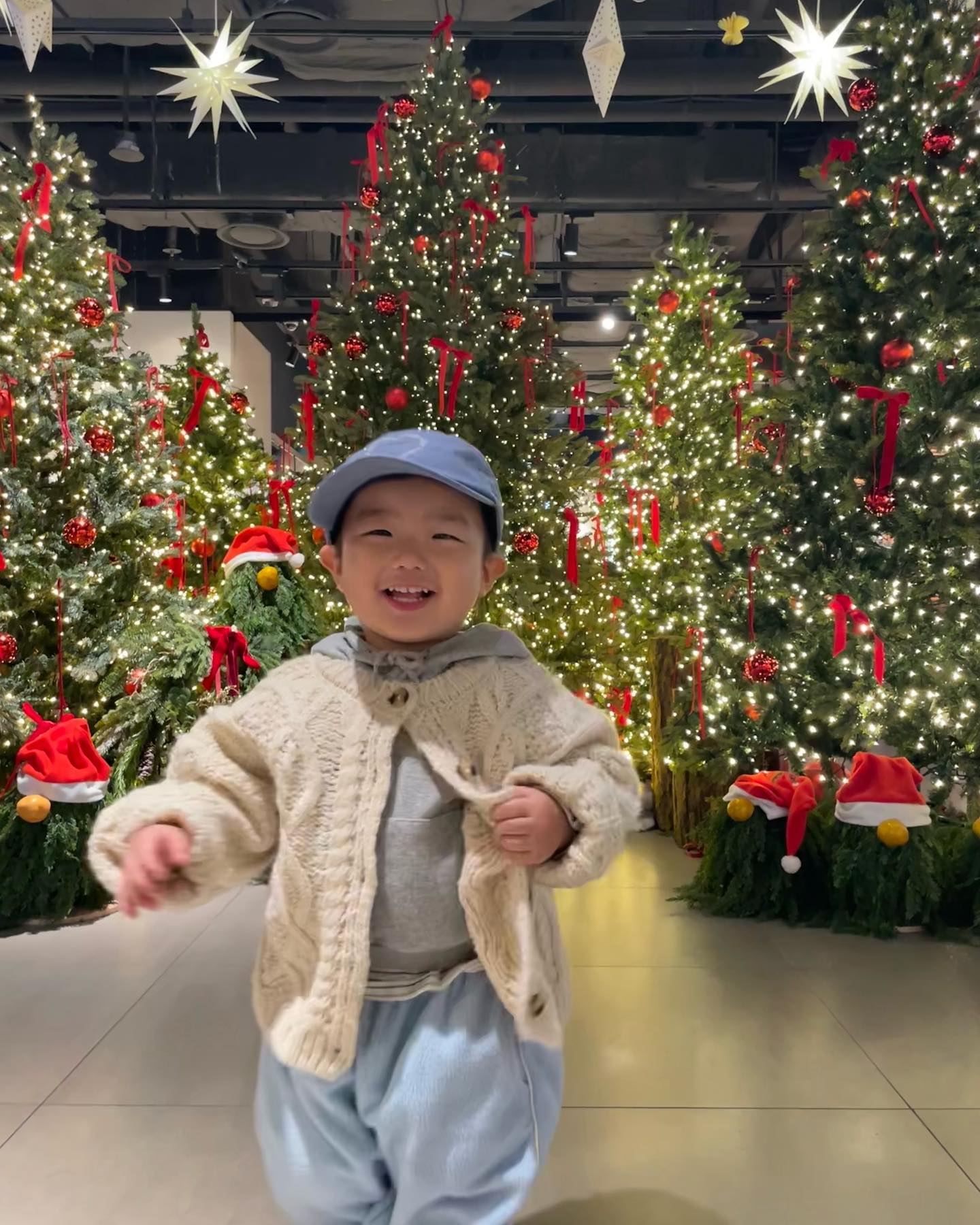 🥨

641일의 유안.
(21개월 1일)

21개월 입성! 개구쟁이 홍땅콩 :)
땅바닥에 드러눕기 일쑤(떼쓰는것도 아니고 그냥 누움)
누워서 놀아라…옷 빨면 되지 그래그래🤦🏻‍♀️

이젠 칼국수도 먹고, 빵도 먹고 못 먹는거 빼고 다 먹는 너🐥
골고루 잘먹으면 좋지 뭐….ㅎㅎㅎㅎ

이번주도 신나게 잘 놀았다♡

#나의유안
#이마트30주년#아이파크몰