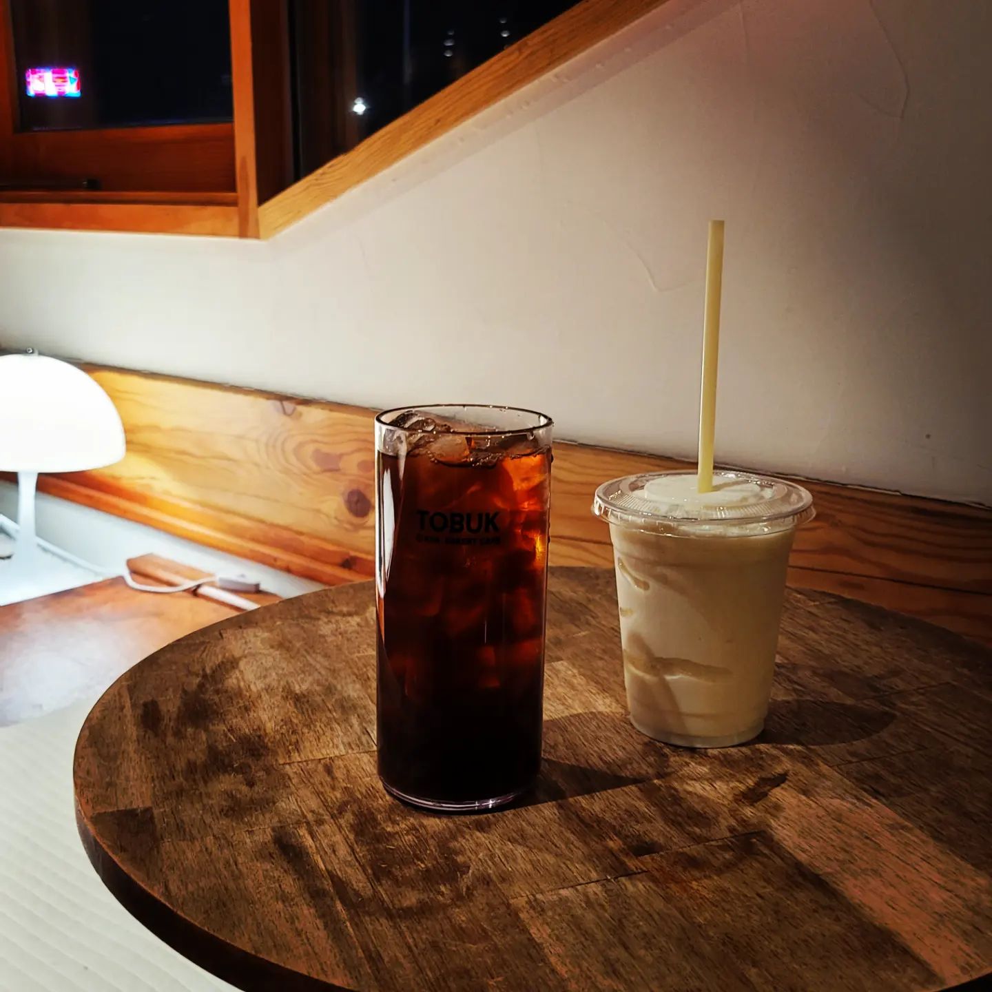 부산 명지 베이커리카페

🍽 토북베이커리
🏠 부산 강서구 낙동남로 526-1 
⏰️ 월-금 10:00~22:00 / 토~일 09:00~22:00
☎️ 0507-1371-0250

✅️ 넓은 주차장이 있는 대형 베이커리 카페
✅️ 명장이 만드는 다양한 베이커리 종류
✅️ 고즈넉하고 아늑한 한옥 인테리어
✅️ 푸른 정원과 야외테이블이 있는 곳

✨️ 니니의 초이스 메뉴

K타입(고소한) 거북이 커피 ice 
산미없는 고소한 아이스 아메리카노로 토북 베이커리의시그니처 커피

토북 밀크 쉐이크
달달함과 시원함을 느낄수있는 당충전되는 밀크 쉐이크

딸기 케이크
부드러운 생크림과 빵 시트 속 달콤한 딸기 조합

📢 계절마다 색다른 풍경을 즐길 수 있는 카페
📢 명지 신도시에 위치한 주차장이있는 카페
📢 김덕규 명장님이 운염하시는 한옥 베이커리 카페

#명지카페 #명지신도시카페 #명지베이커리맛집 
#김덕규베이커리 #김덕규과자점 #김덕규제과점 
#토북베이커리 #선팔하면맞팔 #최신피드댓글 #먹팔맞팔
