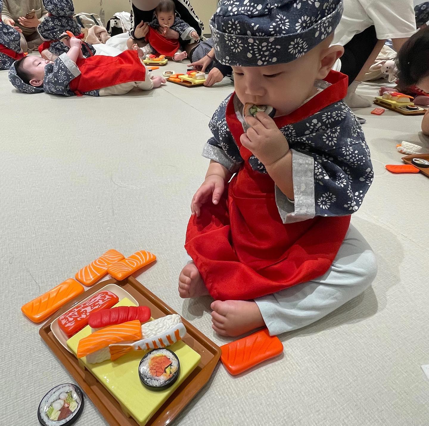 시종일관 김밥만 파는 한식파 쥬!
목요일이 기다려지는 이유는 단 하나 문화센터지〰️
이 날따라 엄청 움직이더니 피곤했는지 수업 끝나고 바로 잠이 들었다. 수고했어 쥬🫶🏻