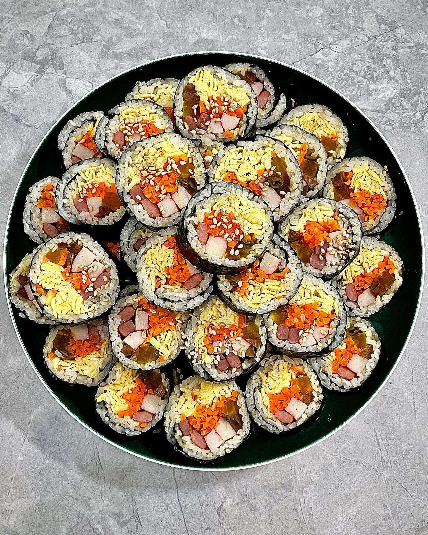 #집밥쮸선생👩🏻‍🍳🍚 

#밀린피드

사촌동생 놀러와서 자고간 날!(전 날 같이 알콜 들이부었어요😵)
아점으로 김밥 말고 얼큰 어묵꼬지 끓여주기-! 
즈히집은 매운거 넘 조와해서..
항상 김밥에 땡초 추가로 넣어 말아요💚 (엄마표 고추장아찌)
그나저나 김밥은 꽉꽉 말아주기 특훈이 필요할고 같아요?🤔
몬가 헐렁〰️아직 먼 김밥장인 솜씨🍙

오랜만에 집김밥이라서 남편이랑 동생이랑 셋이 음청 흡입했어요!

역시.. 집김밥은 사랑이햐. . .🫶🏻

저는 내일 생일이여서 오늘 저녁부터 달리고..🤓
남편이랑 맛있는거 먹고 즐겁게 주말을 보낼 예정이에요-!
다들 금 요 팅 💛

오늘의 꿀조합🍽️
-
#집김밥 #얼큰어묵탕