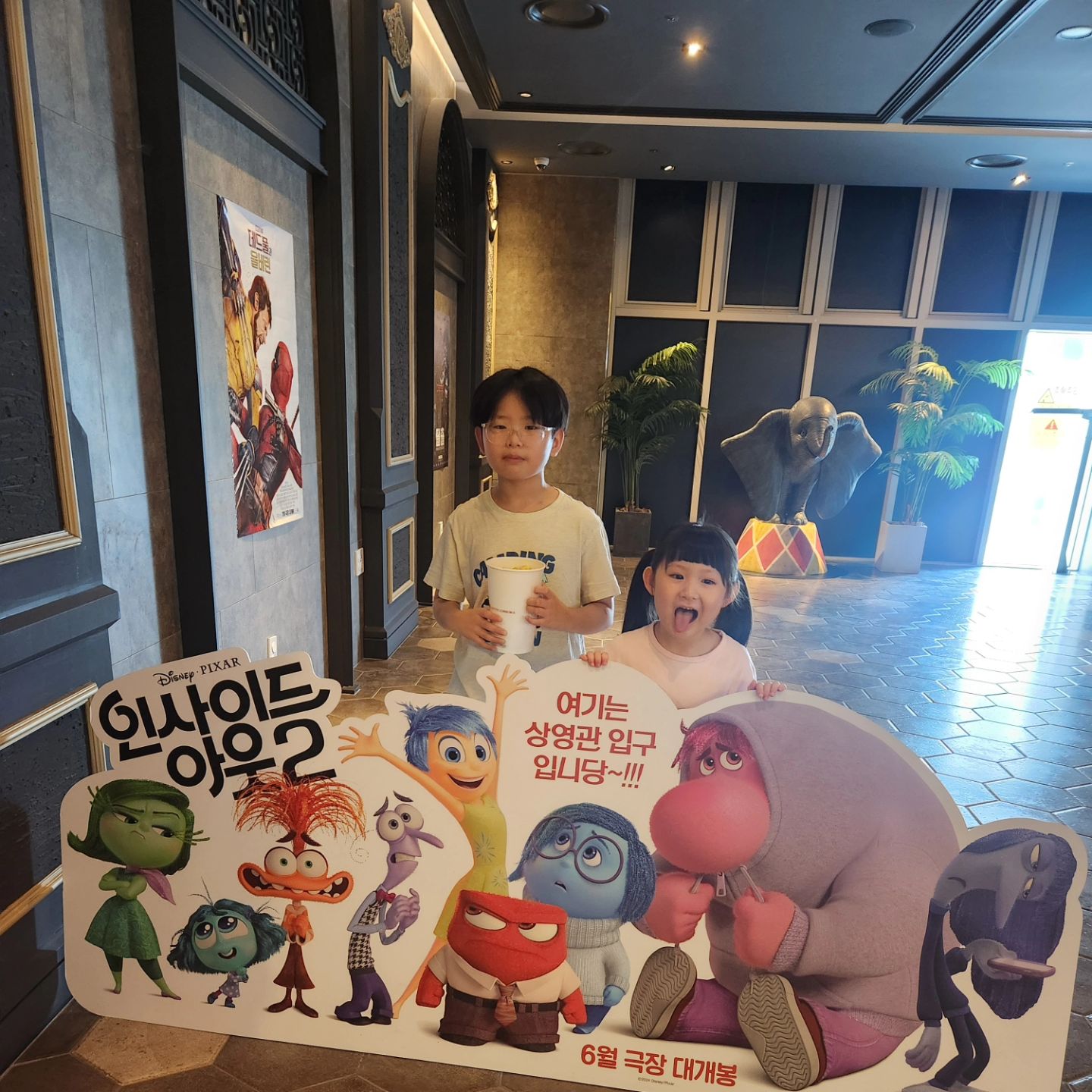 넷플 디즈니 쿠플 세개나 이용하시면서 좀 기다렸다
보면 되는걸 꼭 영화관에서 바로 봐야겠다는 둘째 
때문에 전날 예매 해서 아침타임 관람하시고 집에
오셔서 기쁨이 슬픔이 한번씩 그려주시고 그동안
밀렸던 보석 십자수도 완성하고..
이번주말은 나름 알차게 잘 보냈슈!!!
이제 좀 컸다고 키즈카페 안가서 엄마는 너무 좋다 😀
.
.
.
#영화 #인사이드아웃2 #6살첫영화관 
#보석십자수 #비즈십자수 #11살아들 #6살딸