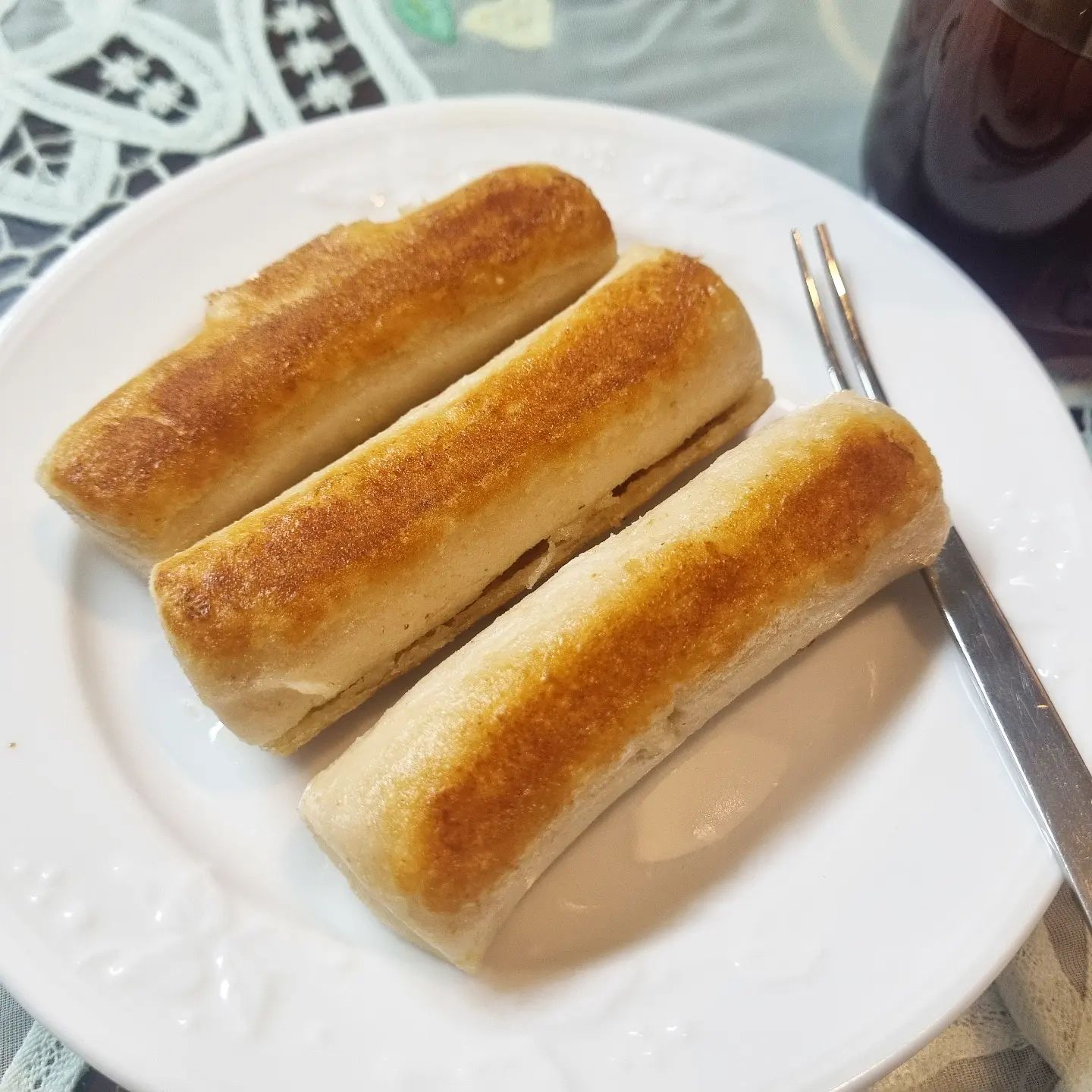 #협찬 #업체로부터 제공받은 제품입니다
hope_tteok

평소에 일하면서 중간중간 간식으로 떡을 자주 먹어요.

집 근처 떡집에서 구매한 떡은 하루만 지나도 딱딱해져서 맛이 없는데 희망이 샘솟는 떡집 든든한 가래떡은 굳지 않아서 먹기에 좋네요.

🍡 현미가래떡
첨가물 사용 없이 만든 국산 맵쌀 99%로 만들어진 가래떡입니다.

특별한 첨가물이 없어서 그런지 씹을 수록 고소하고 담백한 맛이 자극적이지 않아서 좋아요.

특별히 조리하지 않고 자연해동을 해도 쫄깃하고 맛있어요.

개별포장되어 있어서 가지고 다니다가 식사대용이나 출출할 때 간식으로 먹기 편하네요.

쫄깃한 떡과 아메리카노 생각보다 잘 어울리고 괜찮네요 ㅎㅎ

🔥 그냥 먹어도 맛있지만 구워서 조청에 찍어먹어도 꿀맛이네요.

겉면을 일부러 많이 구워주니 아주 바삭하고 맛있어요.

#가래떡 #식사대용떡 #영양간식 #맛있는떡 #현미가래떡 #든든한가래떡 #가래떡요리 #가래떡구이 #소떡소떡 #떡볶이 #가래떡 #간식 #먹스타 #먹스타그램 #선팔 #맞팔 #먹팔 #소통