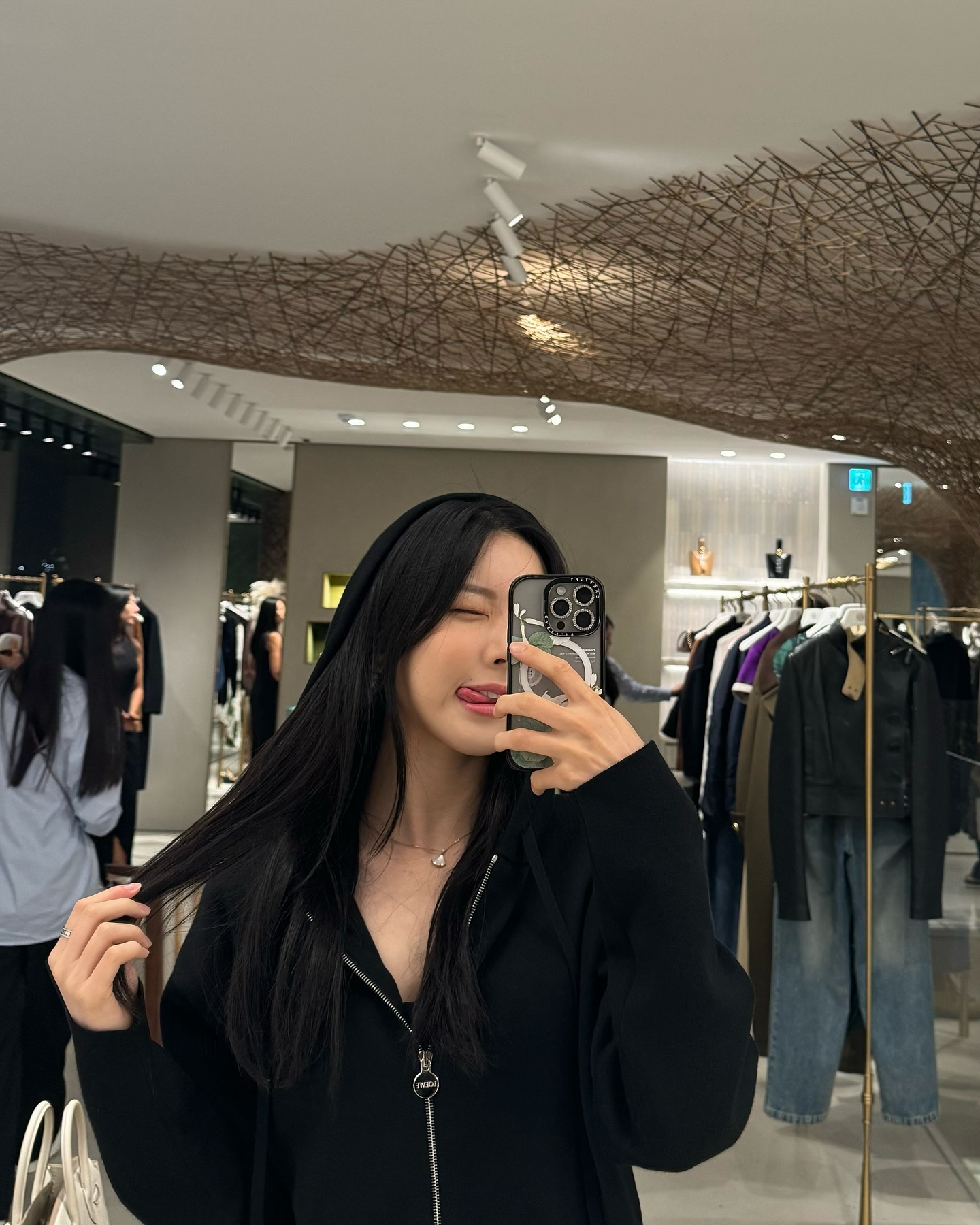 [삼성증권XCASA LOEWE SEOUL]
청담 플래그십 스토어 오픈 초청 행사에 다녀왔어요!
다양한 아트 컬렉션이 곳곳에 배치되어 더욱 재밌었던 행사였어요.
제가 입어 본 2024 F/W 컬렉션 중 뭐가 제일 잘 어울리나요~?

#삼성증권 #디지털우수고객 #로에베 #까사로에베서울