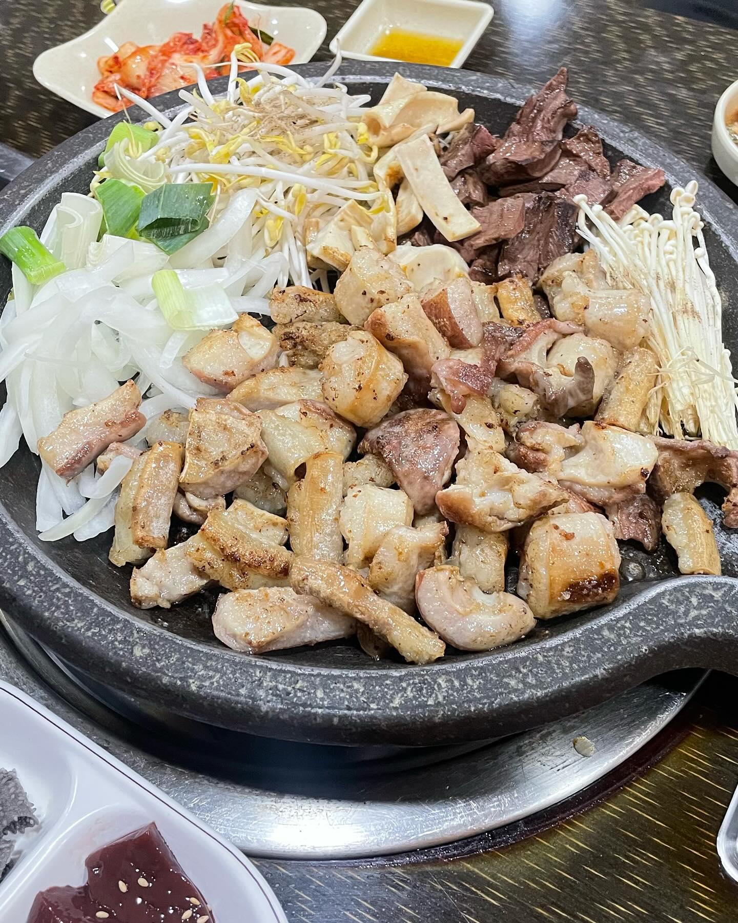 단골로 지낸지 벌써 10년째인 소곱창 맛집!
평택 "김가네 소곱창" 무려 국산 한우!!!
신선한 간과 천엽 서비스는 당연하구요,
선지해장국이 ㄹㅇ 미쳐버림;;소주 각...
곱창 질이 너무좋고 모듬으로 시키면
사이드에 나오는 오드레기와 염통도
너무너무 맛나버리자나요! 가격도 진짜 착한 곳
⠀
📍 경기 평택시 현신1길 29 김가네소곱창
🕑 매일 16:00 ~ 24:00
⠀
⠀
모듬구이 곱창세트1인분230g (20.0)
모듬구이 막창세트1인분230g (20.0)
곱창전골 大(45.0)
곱창전골 中 (35.0)
차돌박이1인분200g (15.0)
⠀
⠀⠀
#한우소곱창 #평택곱창맛집 #평택대맛집 #평택대학교맛집 #김가네소곱창 #평택김가네소곱창 #한우소곱창맛집