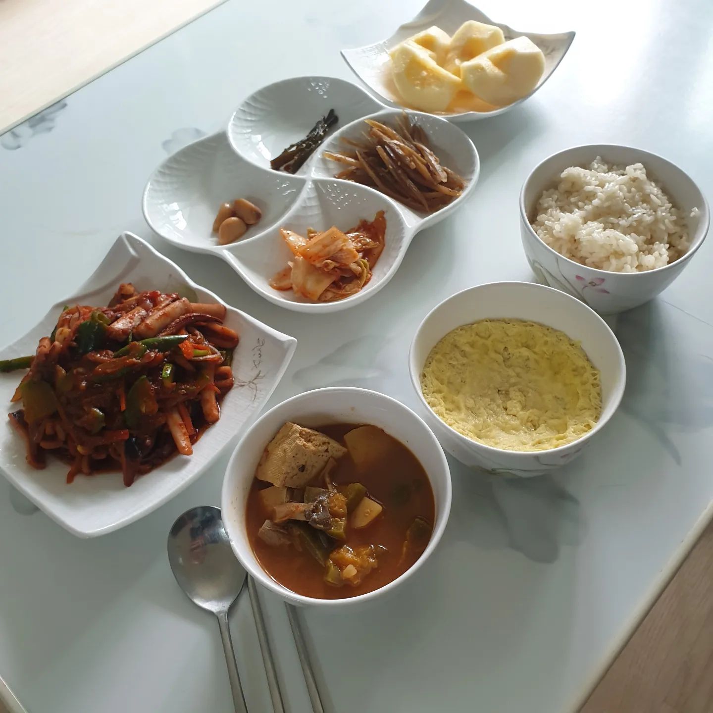 #연휴시작 #아침밥상 

연휴인데도 신랑은 출근을 합니다. 
맛있는거 해 놓을께... 고생해 ㅋㅋㅋ 

다들 풍성한 한가워 되세요 

#오징어볶음 #아침밥 #추석시작 #홈쿡 #집밥 #가정식
#주부이야기 #주부소통 #아침밥상