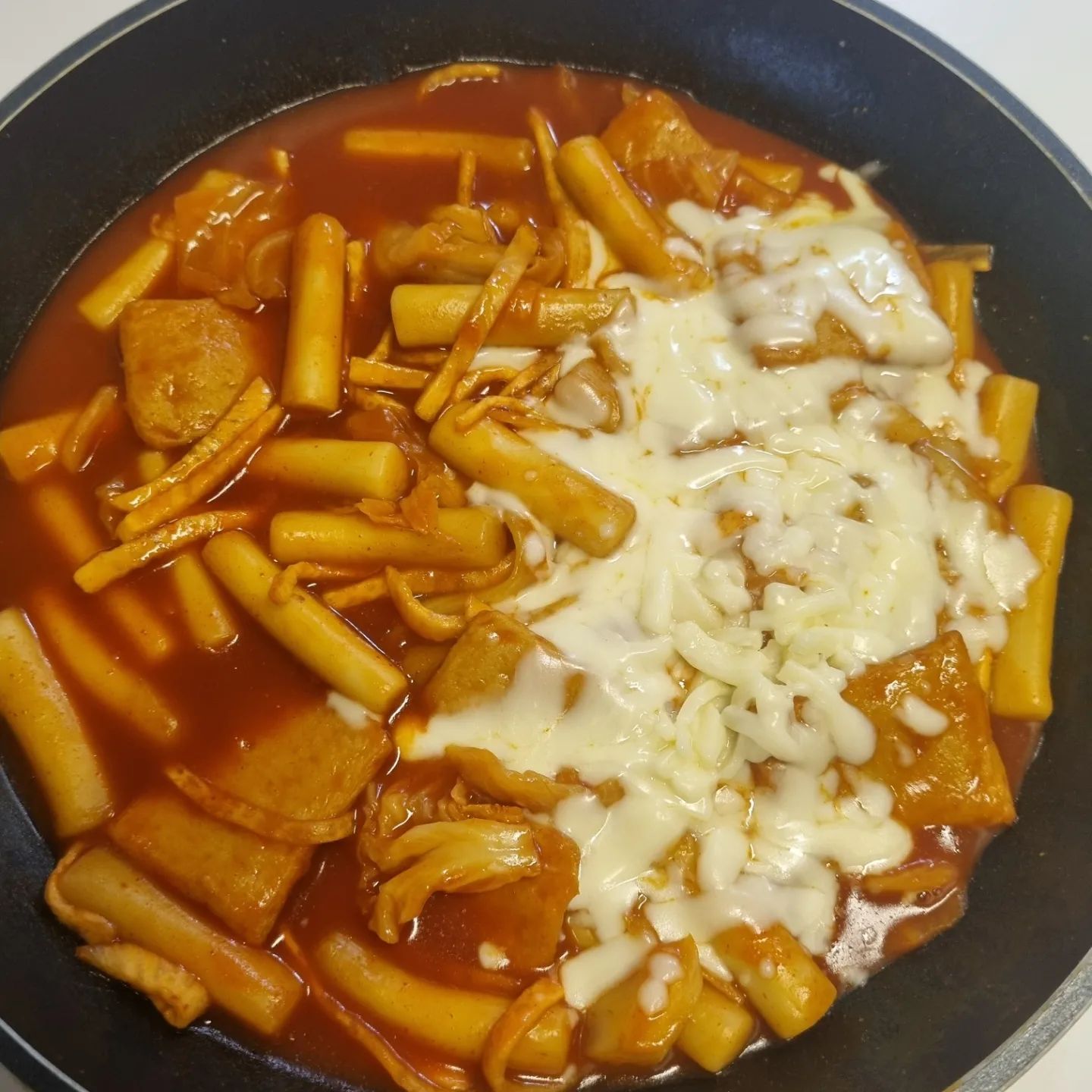 아놔 이분ㅜㅜ 
너 때문에 스트레스 받아서 매운거 먹을려고 떡볶이했는데 
눈치없이 치즈 올려달란다 
진짜 내랑 성격 안맞데이ㅜㅜ

그 와중에 킹정떡볶이 맛있음~~^-^
집에있던 무랑 양배추 넣어서 한후라이팬 만들어 먹기ㅋ

#킹정떡볶이 #옛날떡볶이맛 #내스탈
tear3713
