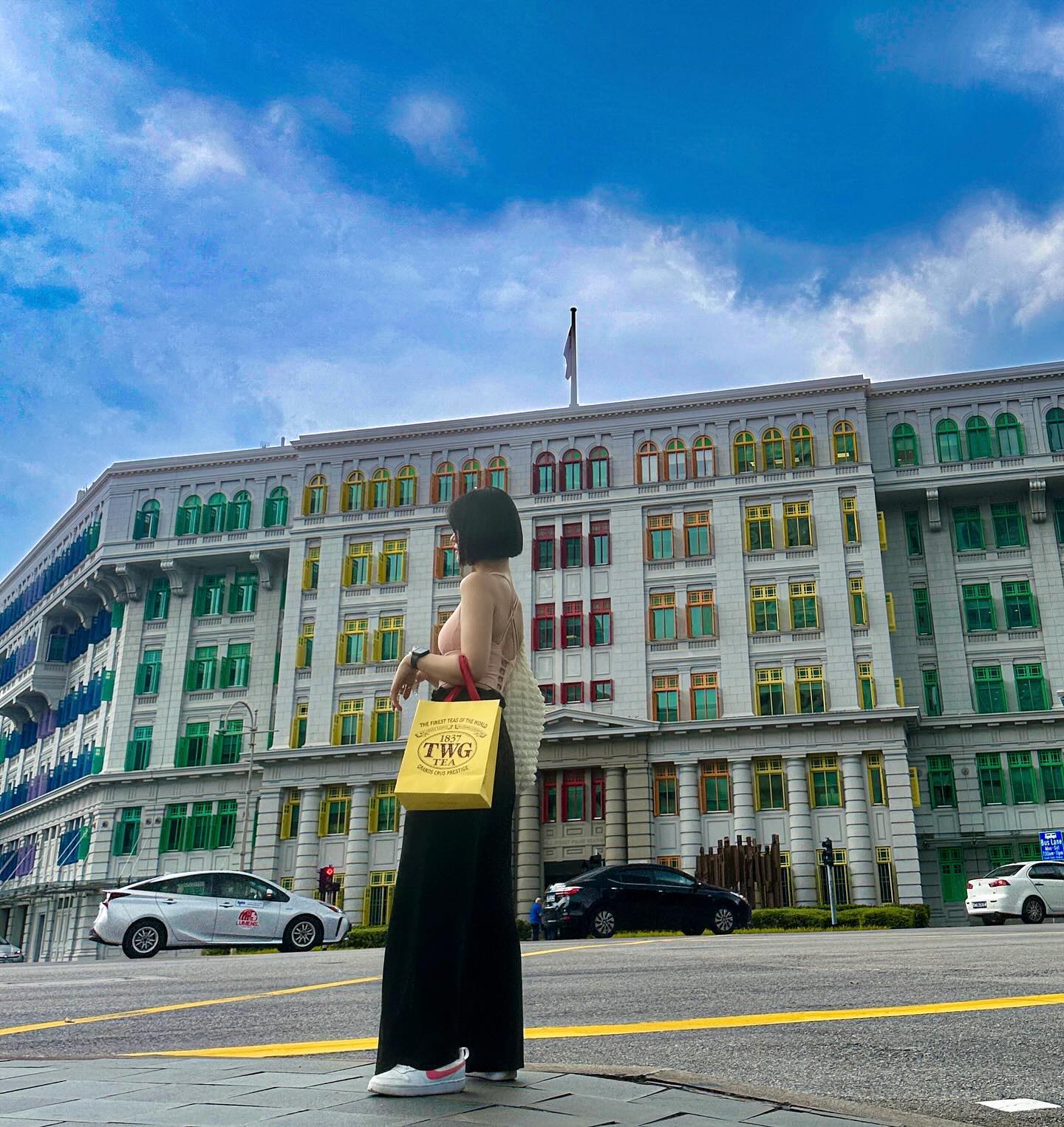 🇸🇬 Singapore 🇸🇬
올드힐스트리트경찰서 - 창문을 다양한 색으로 칠해놓으니 밝은 분위기
경찰서 앞에서 🐕수작 부리는 사람도 있더라

#여행에미치다 #여행에미치다_싱가포르 #해외여행 #힐링 #trip #instagood #혼여 #singapore #여자혼자여행 #여자혼자해외여행 #올드힐스트리트경찰서 #oldhillstreetpolicestation #싱가포르 #싱가폴 #싱가포르여행 #일상 #daily #instadaily #일상스타그램 #데일리그램 #오오티디 #ootd #데일리 #소통환영 #소통 #좋아요 #맞팔 #선팔  #맞팔해요