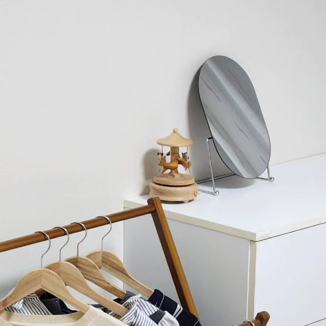 소소별 on Instagram: "#광고 🛏자고 일어나서 잠옷을 침대 위에 휙휙 던져놓기 십상이었는데 이젠 제자리를 찾은 것 같아요. 침대 옆 좁은 공간에도 설치할 수 있는 컴팩트한 디자인의 행거로