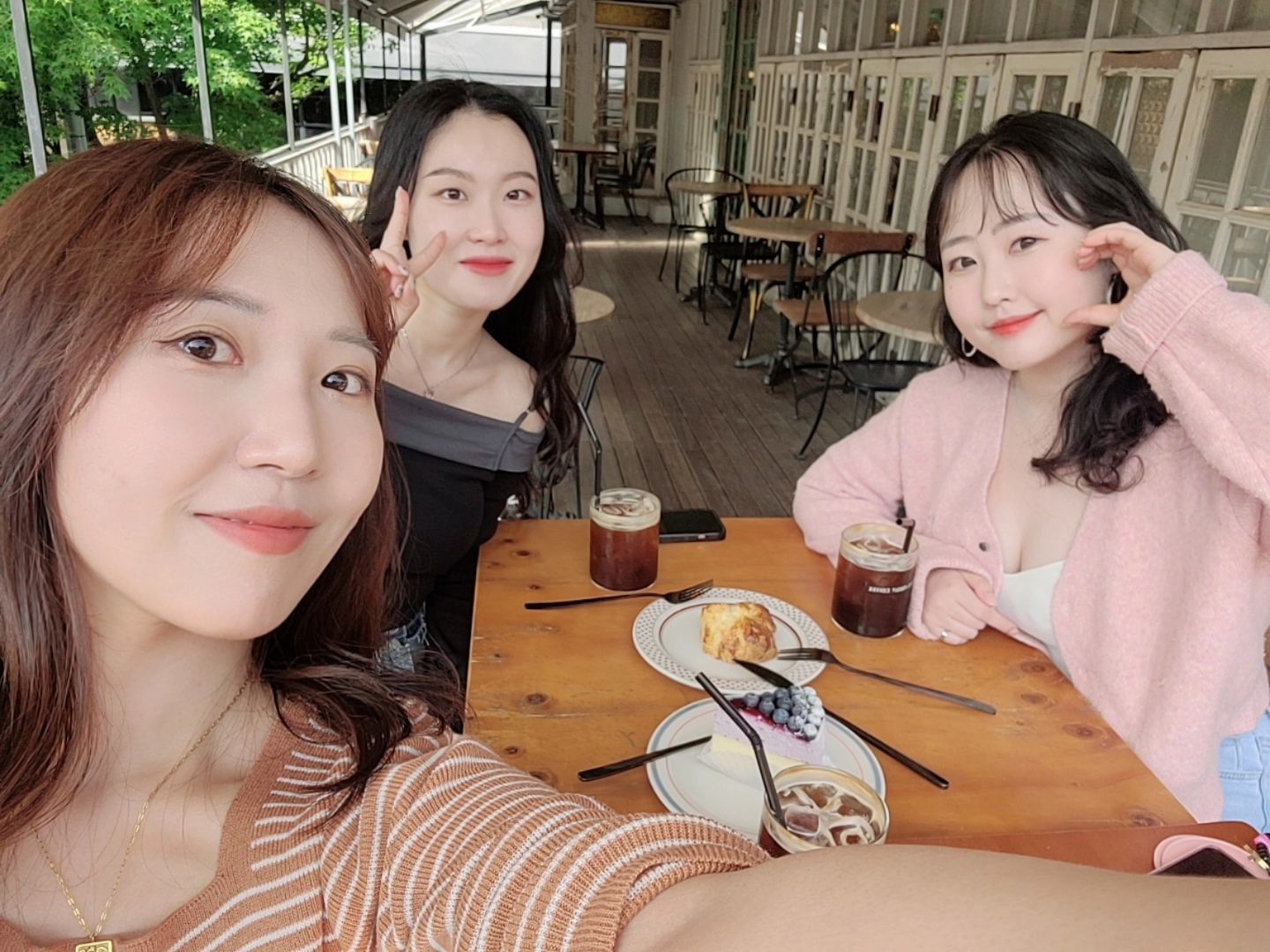 도쿄에 있다가 드디어 서울에서 다시 만났다 우리
미성년자였던 주비니는 어느덧 20대 중반
수미니랑 나는 ...^^
이제 수미니도 올라왔고 우리 이제 자주 볼 수 있는데
주비니 다시 일본가면 나 우럭 ㅜㅜ😭

어쨌든 성향 완전 비슷한 애들끼리 참 잘 만났다 싶은 ㅎㅎ
작고 소듕한 애드라 담쥬에 또 보쟛💜