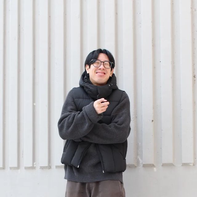 옷장건조주의보 on Instagram: "#협찬 자고 일어났더니... 12월 27일🙉 _____ 스탠다드에러 에센셜 후드 패딩 베스트를 착용했어요. 무난한 디자인의 가로 패턴의 디테일이 포인트인 패딩 조끼에