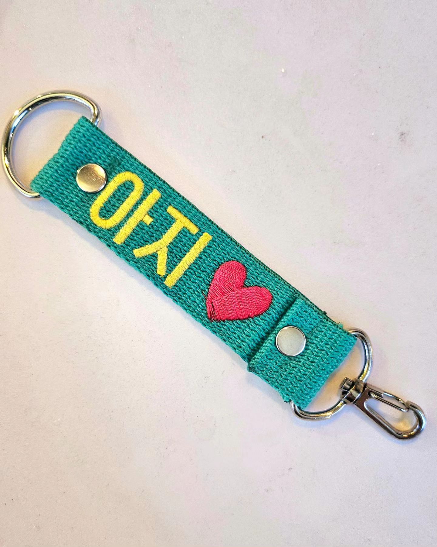 핸드메이드 자수 강아지 네임택❣️
와👏👏👏
아엠다온에서 주문한 우리 아지 네임택 도착🎁
쨍한 그린 컬러 바탕에 산뜻한 옐로 컬러가 넘나 이뻐😍
리드줄에 연결하면 울애기 존재감 뿜뿜ㅎㅎ
산책할때마다 기분좋아짐!
빨간옷 입히고 그린 네임택하면 완전 크리스마스🎄🎅

✅️ 국내생산 웨이빙끈으로 고품질
✅️ 아크릴100%로 구김이 잘 생기지않고 색변함 없음
✅️ 선명하고 다양한 컬러와 자수
✅️ 360도 회전형 고리&양면자수 인쇄
✅️ 끊어질 염려없는 튼튼하고 두꺼운 D자고리로 안전
✅️ 원하는 문구, 글씨체,  끈컬러, 이모티콘 선택 가능

https://www.tble.kr/view.php?cp_id=336626
⬆️ 구입링크 첨부합니당⬆️

#협찬 #강아지리드줄 #강아지네임택 #강아지목줄 #강아지이름표 #강아지자수리드줄 #강아지악세사리 #네임택추천 #댕댕이 #자수이름표 #자수네임택 
#애견용품 #강아지산책용품 #반려견산책용품 #아엠다온